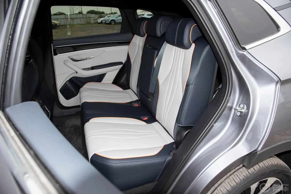 宋PLUS新能源EV 荣耀版 520km 豪华型后排座椅