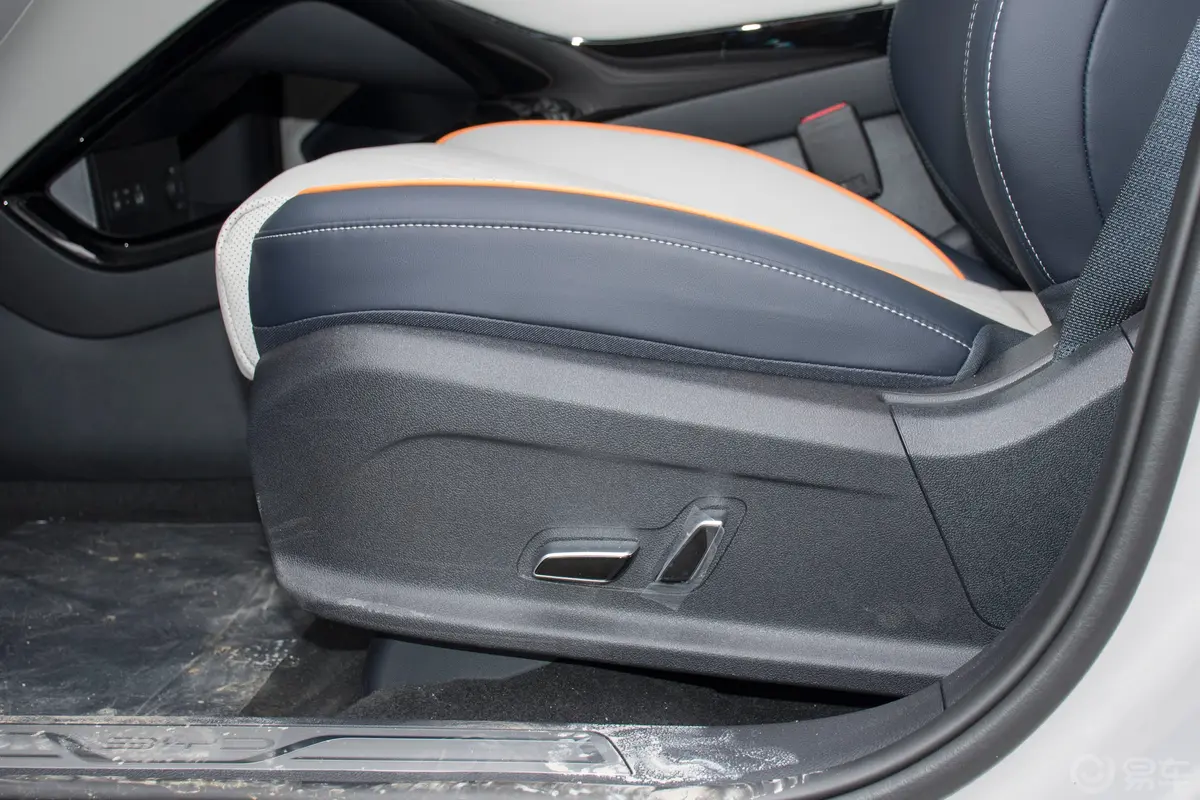 宋PLUS新能源EV 荣耀版 520km 旗舰型主驾座椅调节