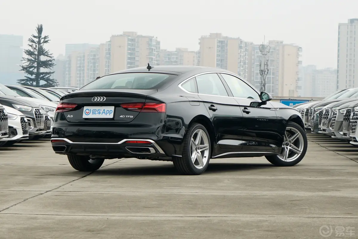 奥迪A5Sportback 40 TFSI 时尚动感型侧后45度车头向右水平