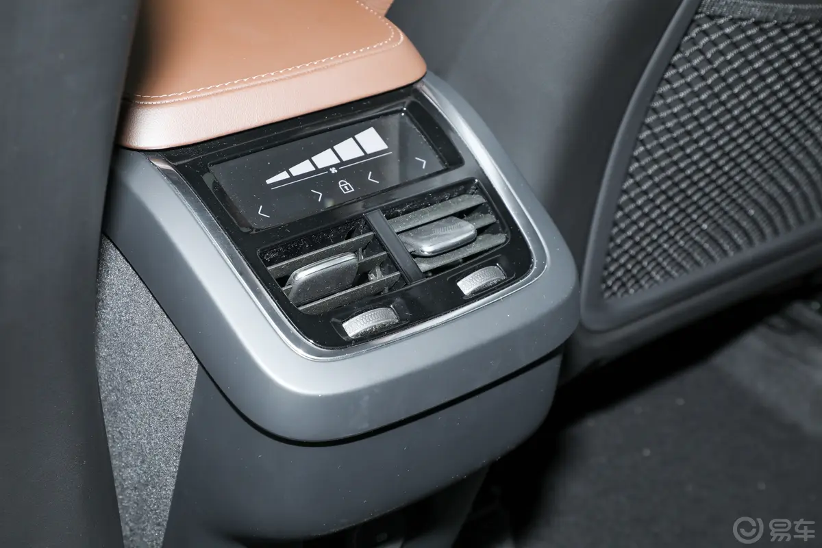 沃尔沃XC90B6 智逸豪华版 7座后排空调控制键