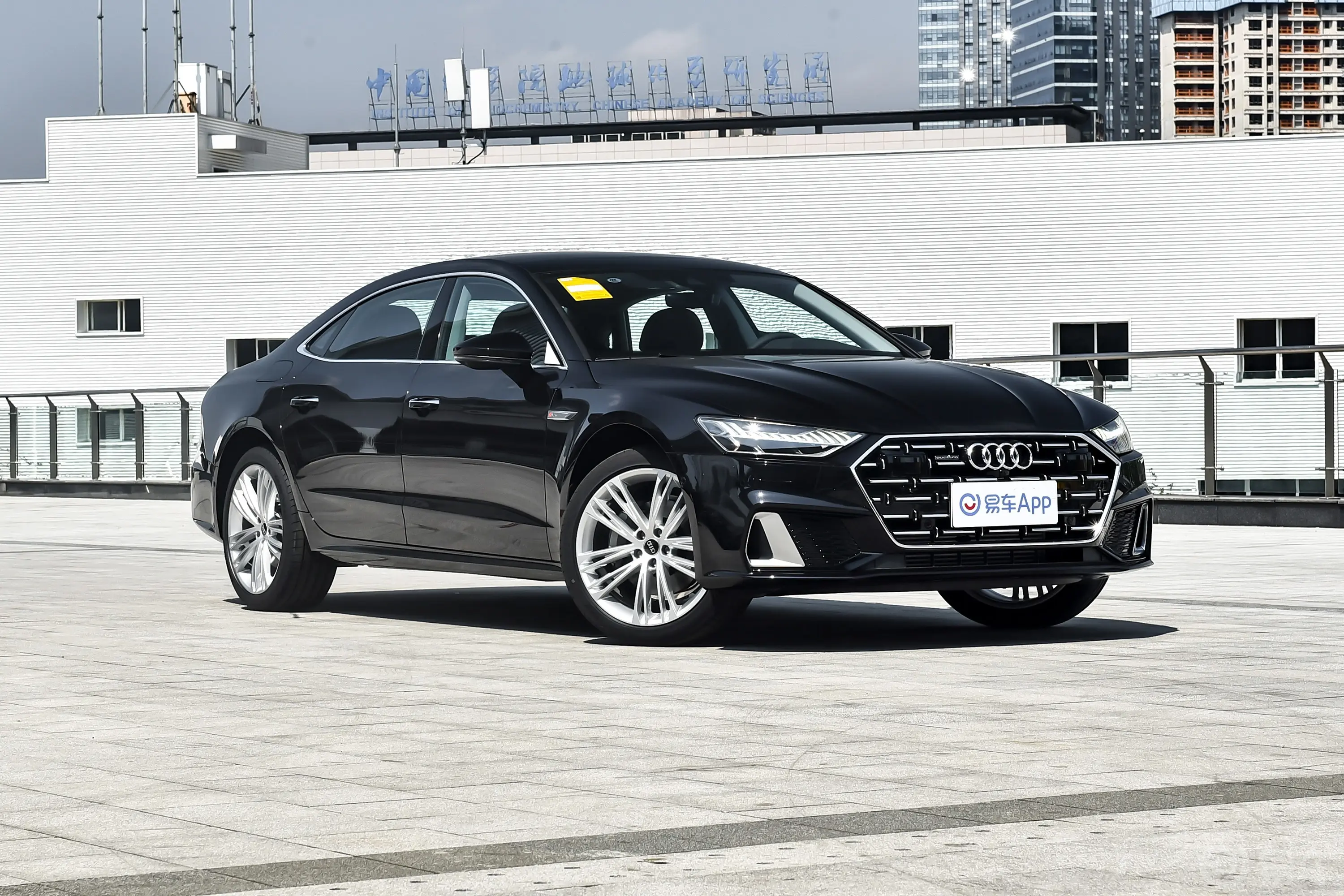 奥迪A7L45 TFSI quattro 奢享型发动机舱盖内侧