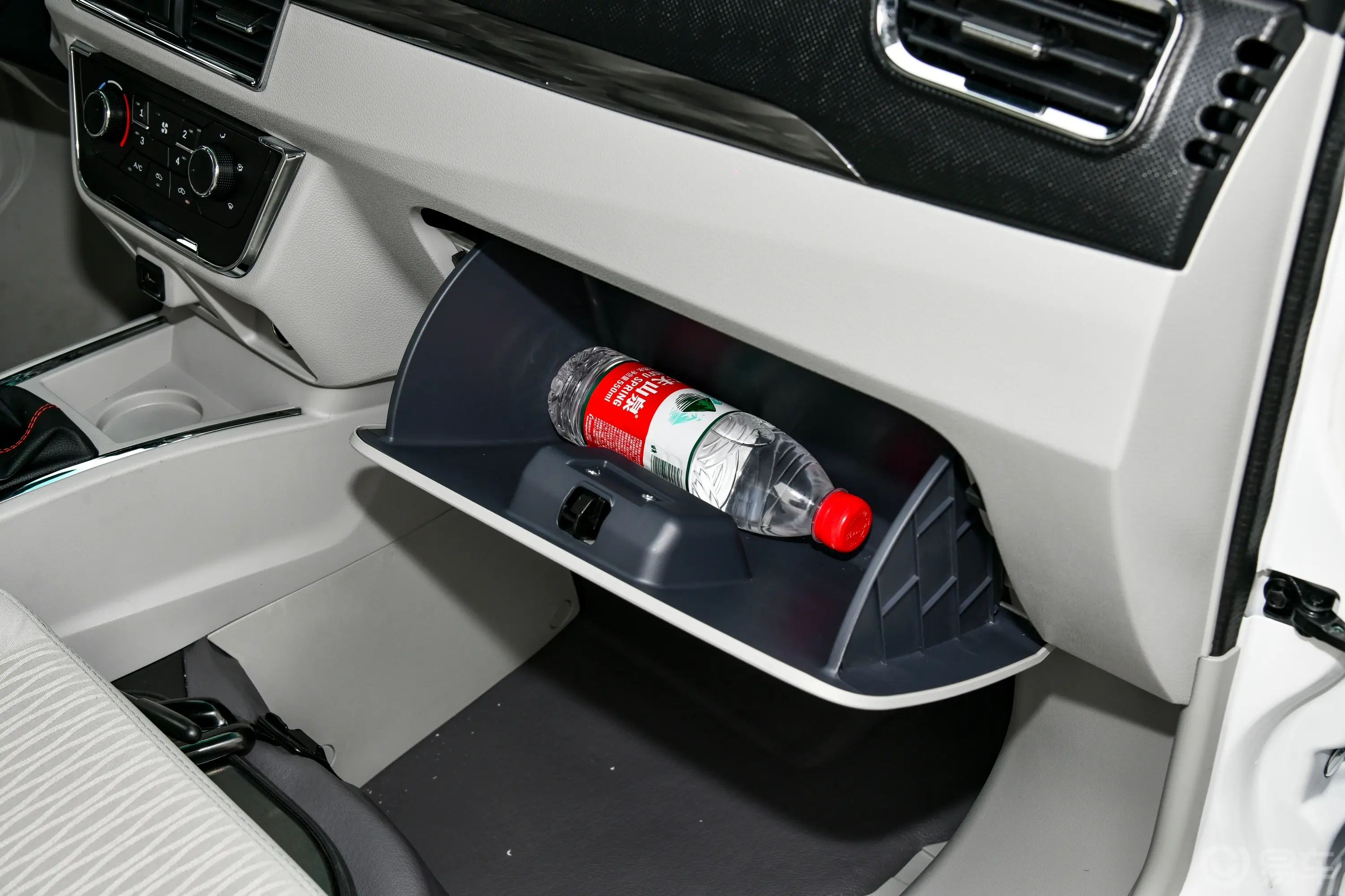 金杯新海狮X30L1.5L 客车财富无空调版 7座手套箱空间水瓶横置