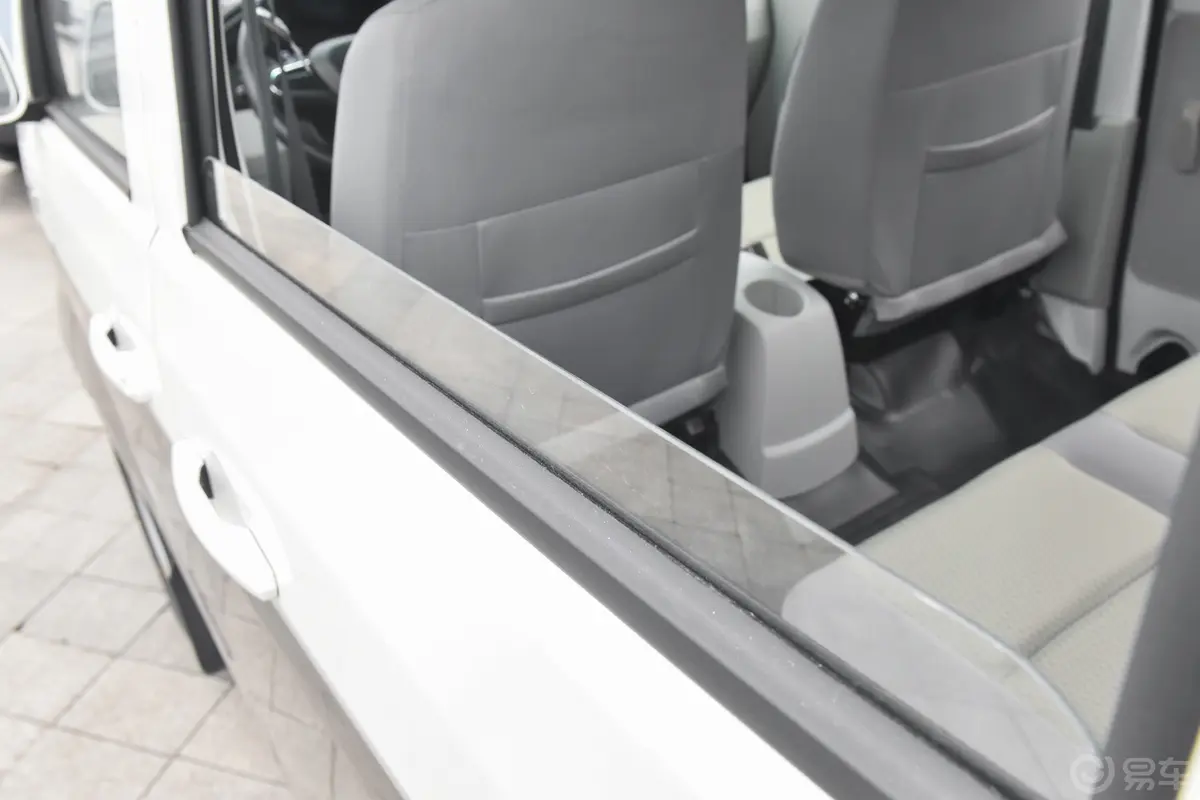 金杯小海狮X301.5L 客车财富型空调版 6座后排玻璃材质特写