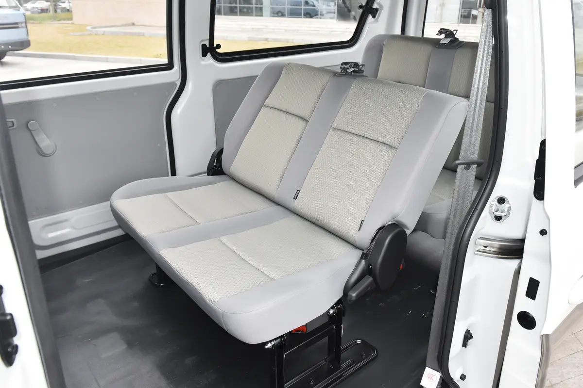 金杯小海狮X301.5L 客车财富型空调版 6座后备厢