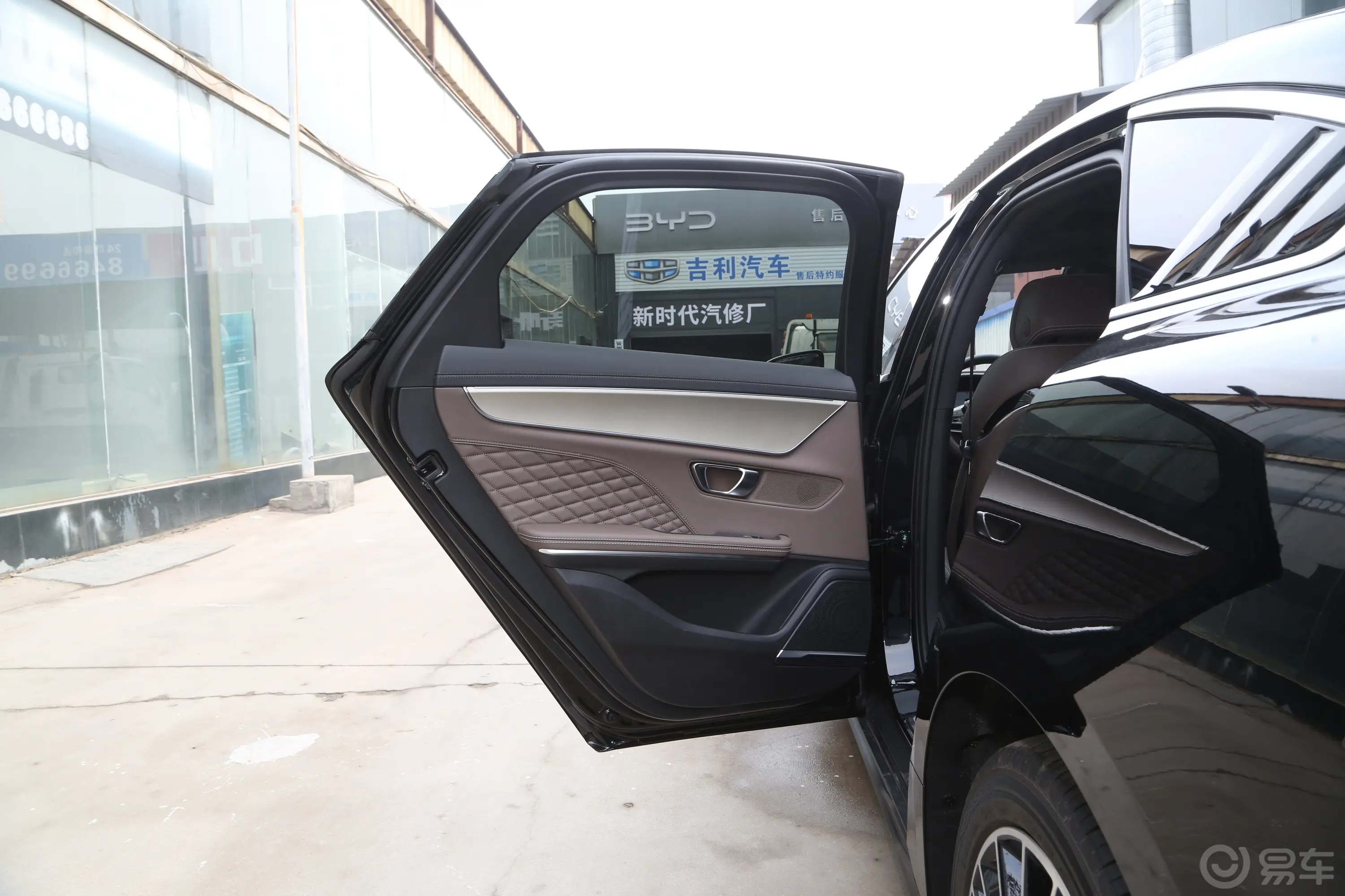 汉EV 荣耀版 506km 前驱尊贵型驾驶员侧后车门