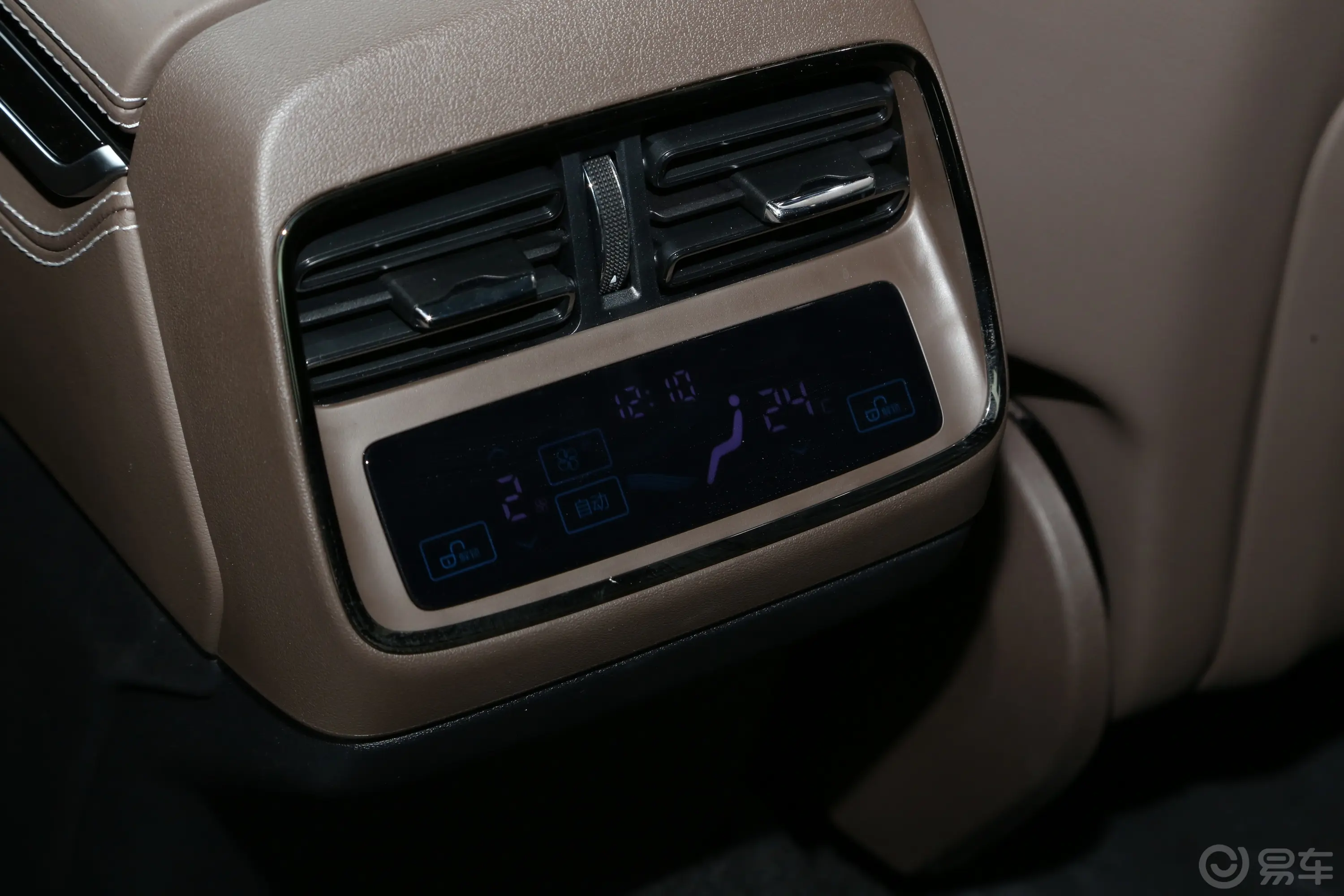 汉EV 荣耀版 506km 前驱尊贵型后排空调控制键