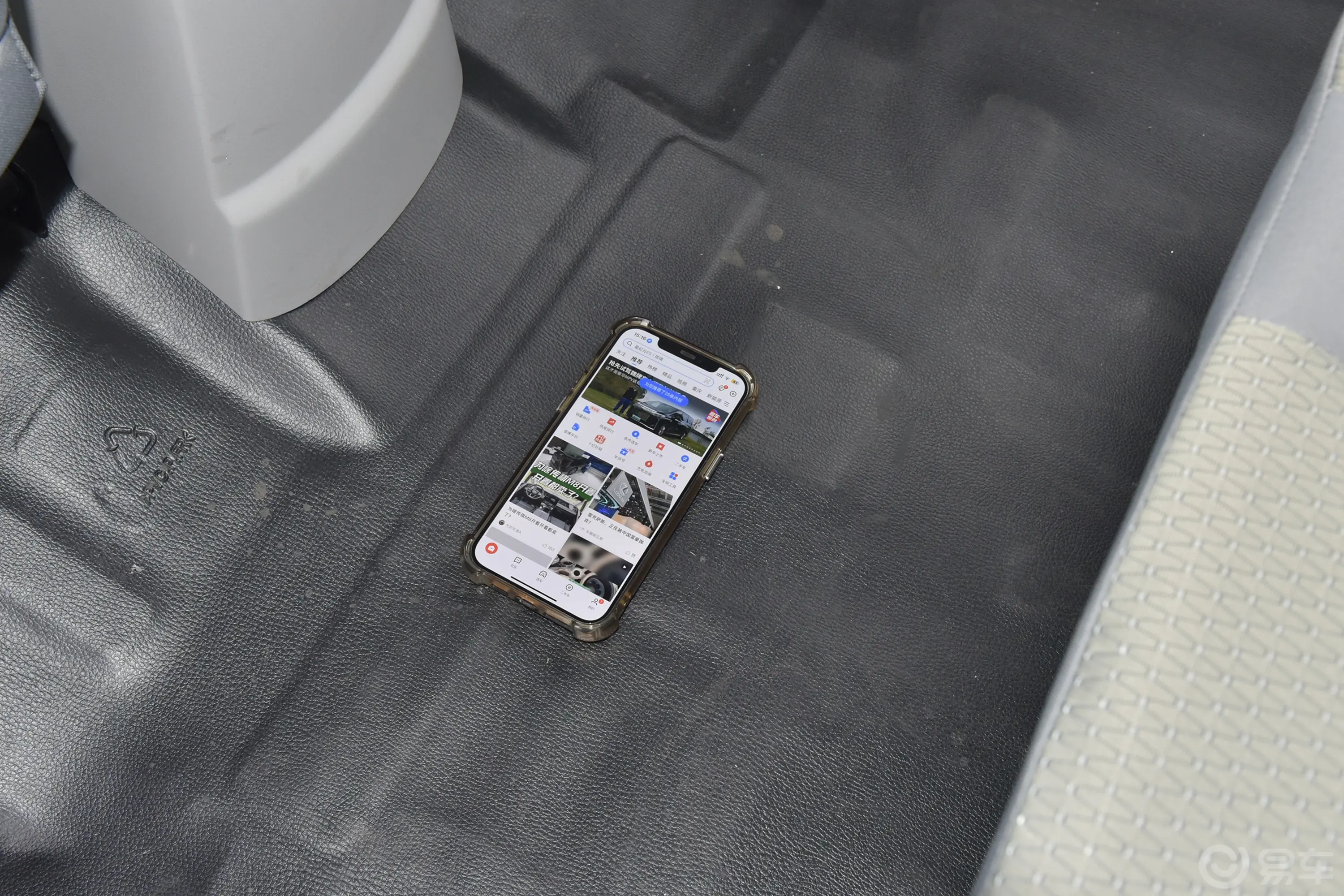 金杯小海狮X301.5L 客车财富型空调版 6座后排地板中间位置