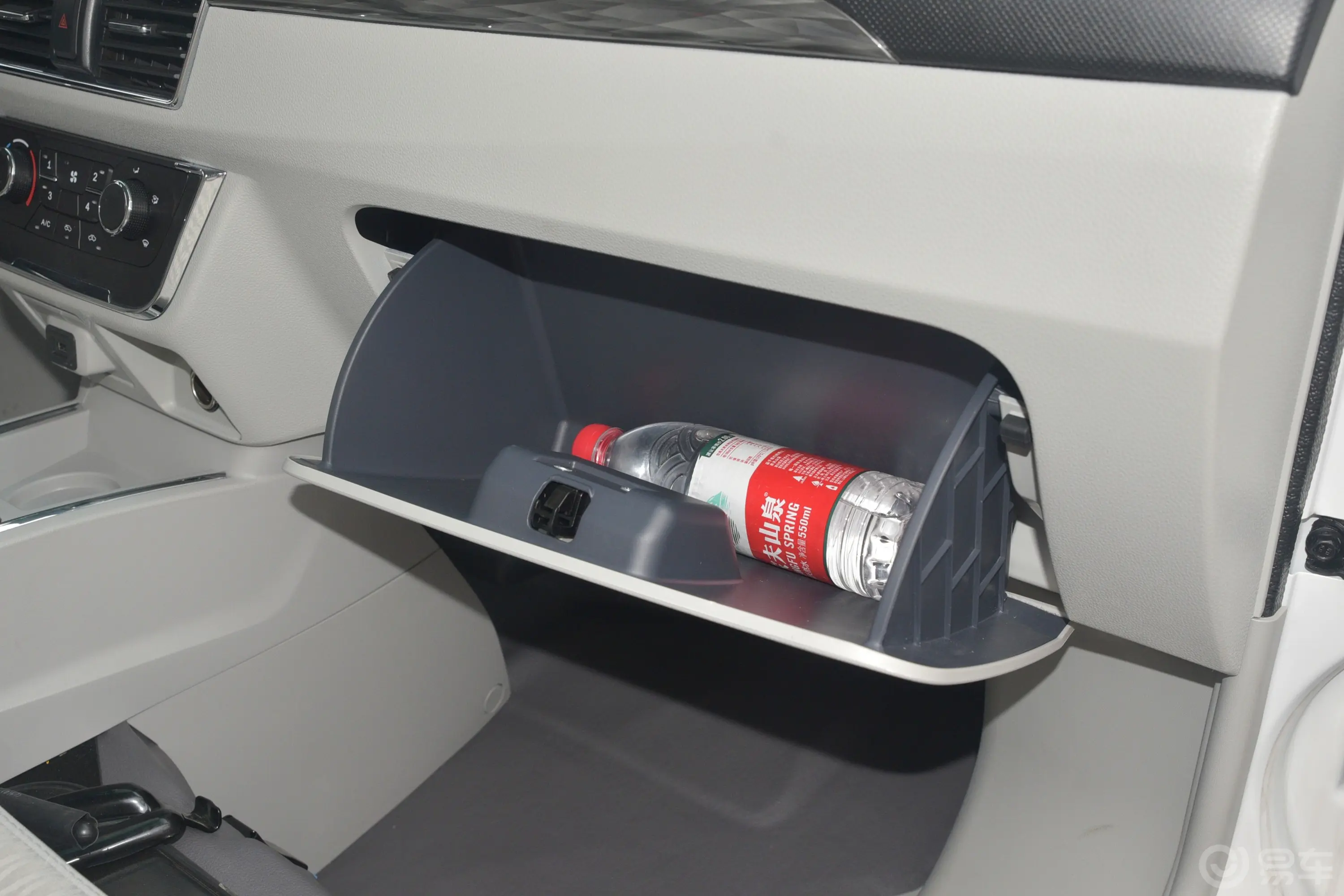 金杯新海狮X30L1.5L 客车财富空调版 6座手套箱空间水瓶横置