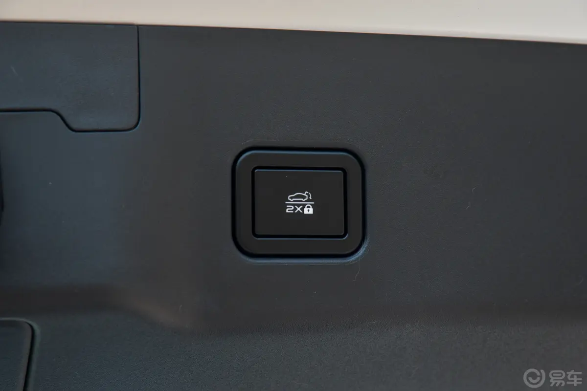 长安UNI-V1.5T 尊享型电动尾门按键（手动扶手）
