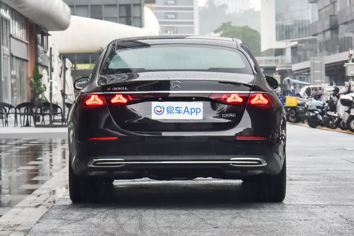 奔驰E级E 300 L 豪华型正后水平