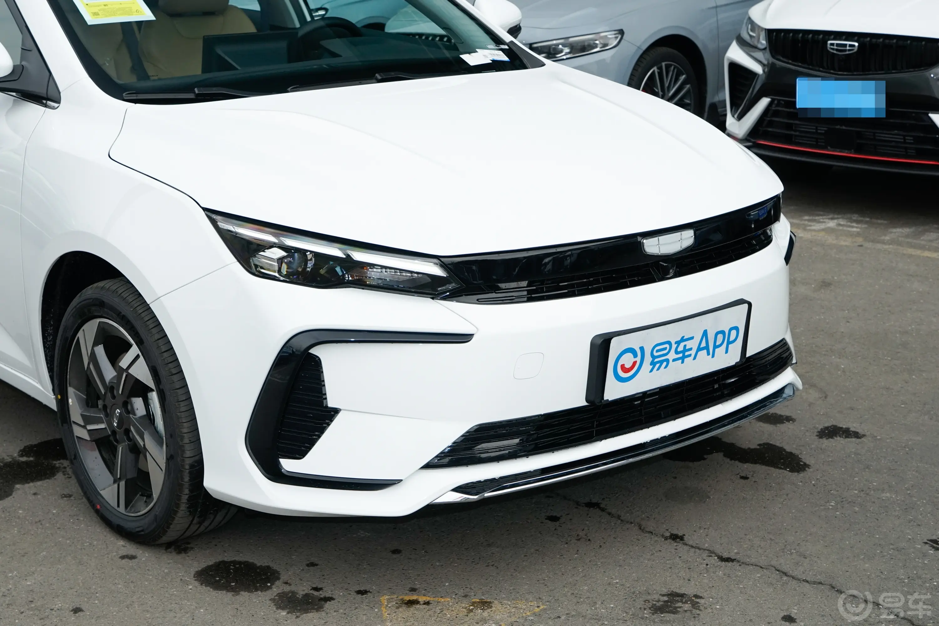 帝豪L HiP龙腾版 1.5T 100km 卓越型前格栅侧俯拍