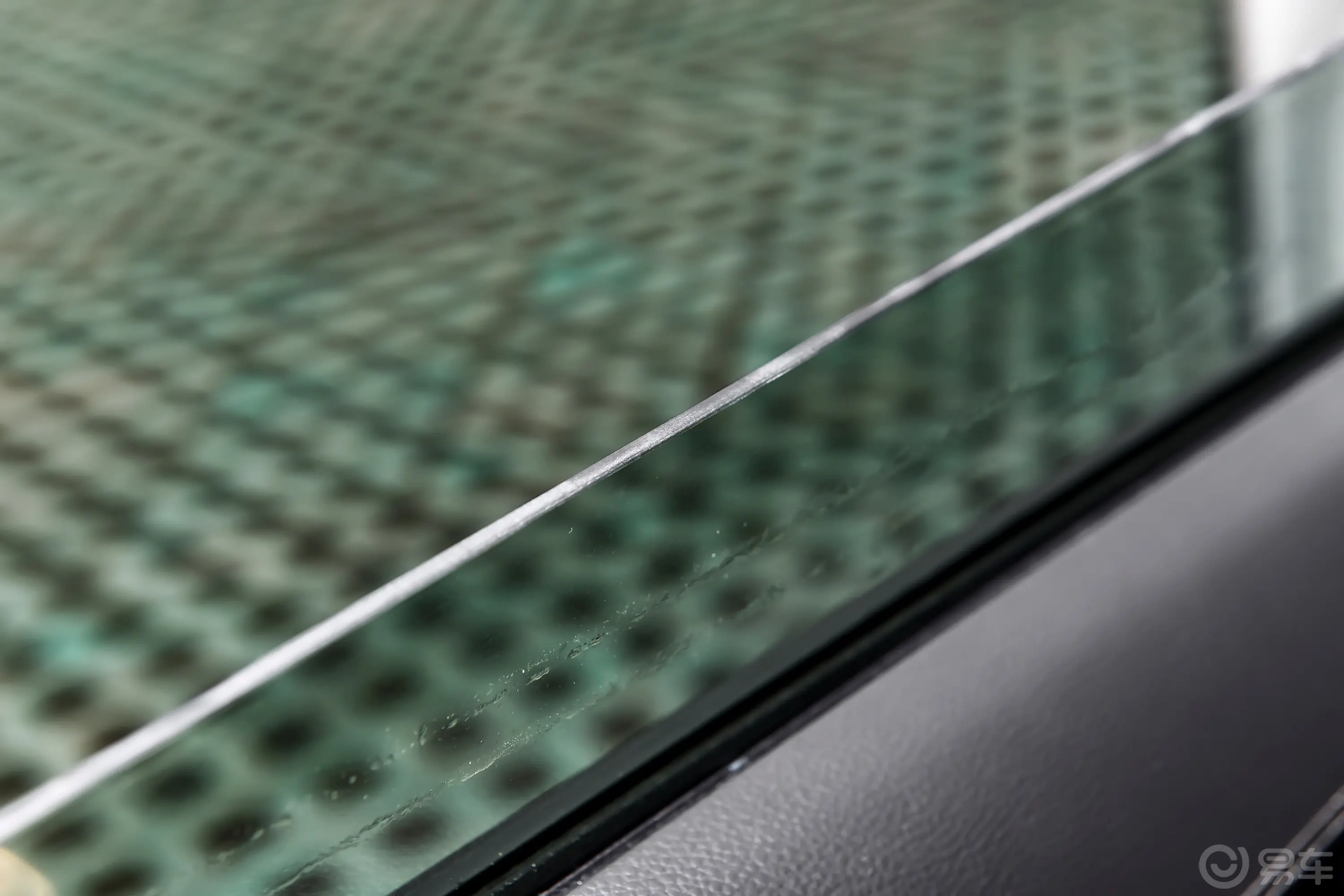 瑞虎8改款 1.5T 双离合新动版 7座后排玻璃材质特写