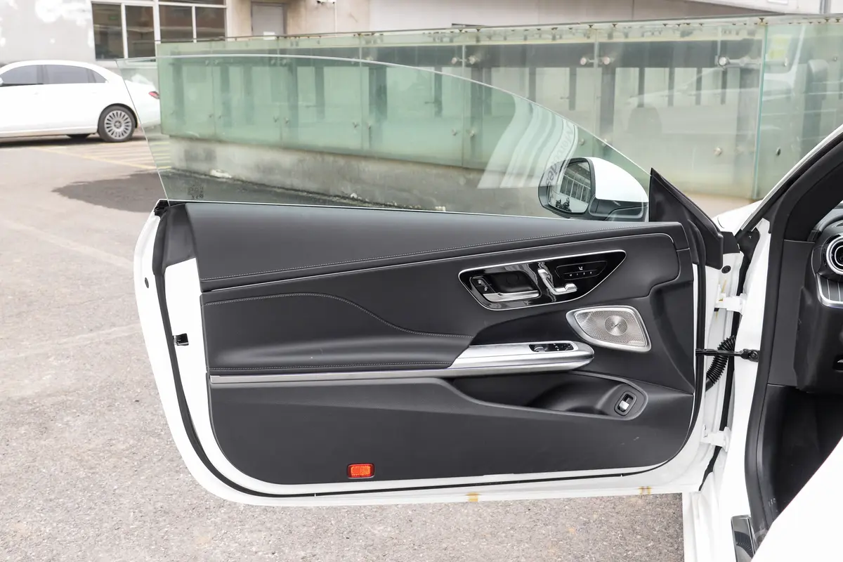奔驰CLECLE 300 4MATIC 动感型轿跑车驾驶员侧前车门