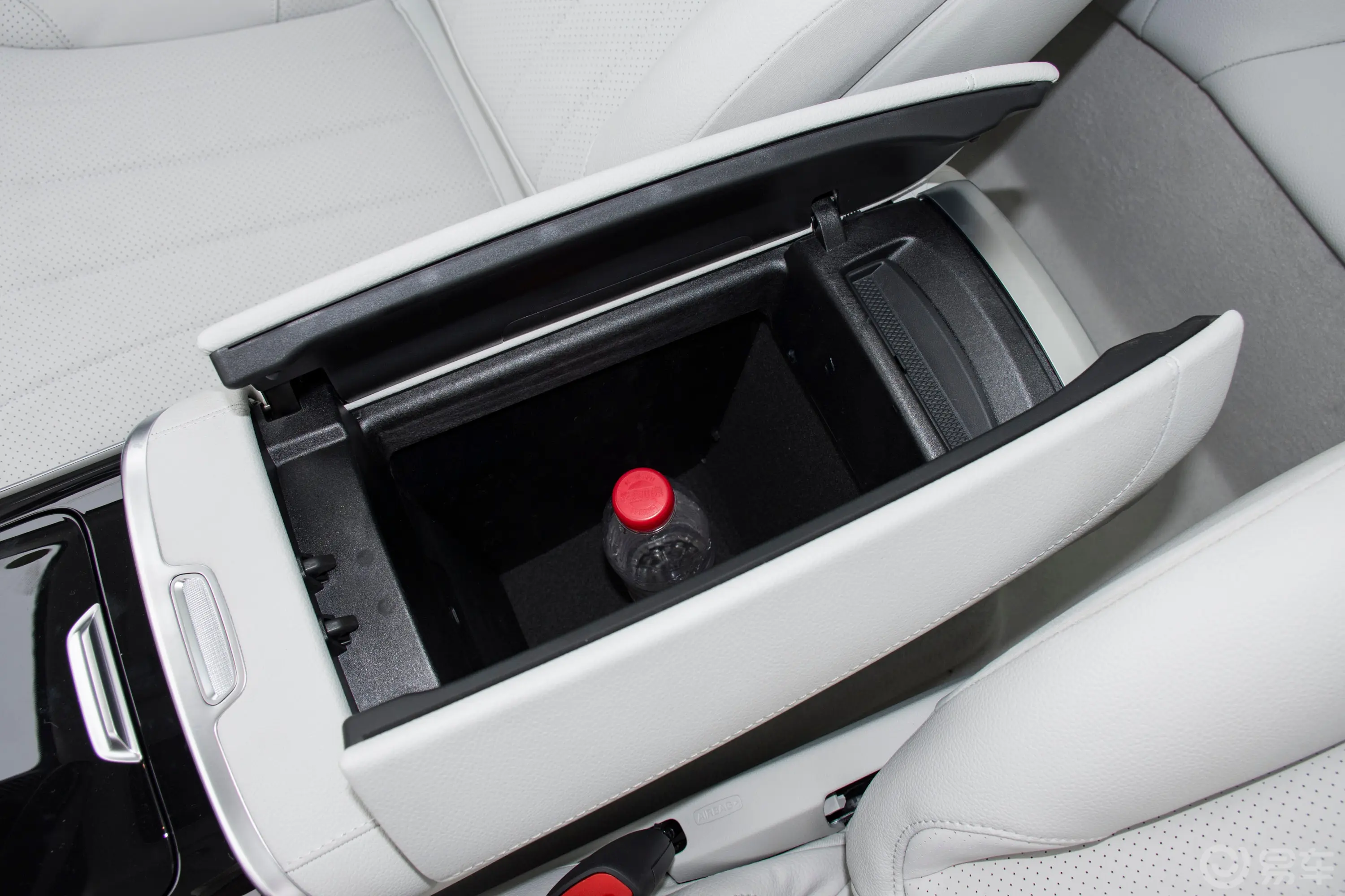 奔驰EQE SUV350 4MATIC 豪华版前排扶手箱储物格