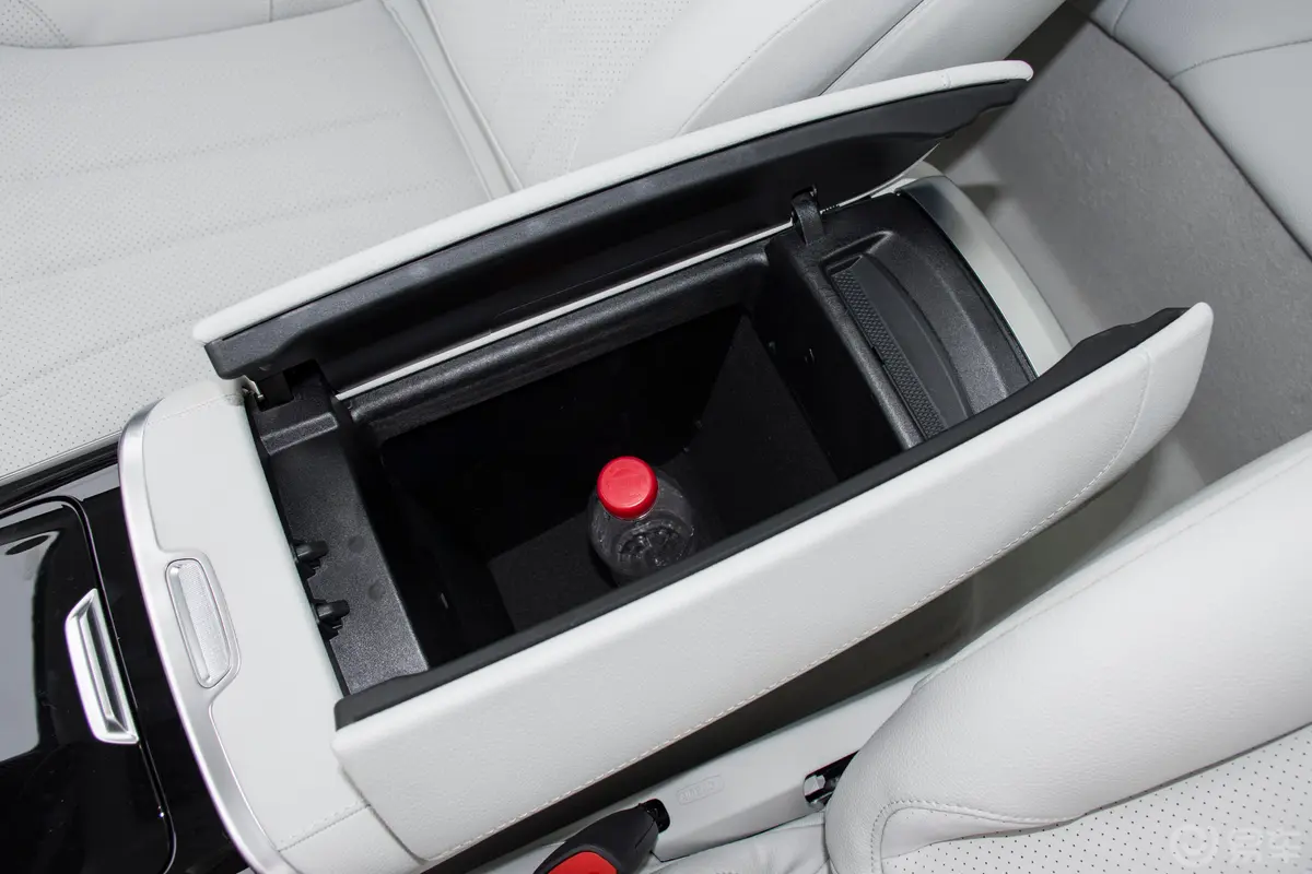 奔驰EQE SUV350 4MATIC 豪华版前排扶手箱储物格