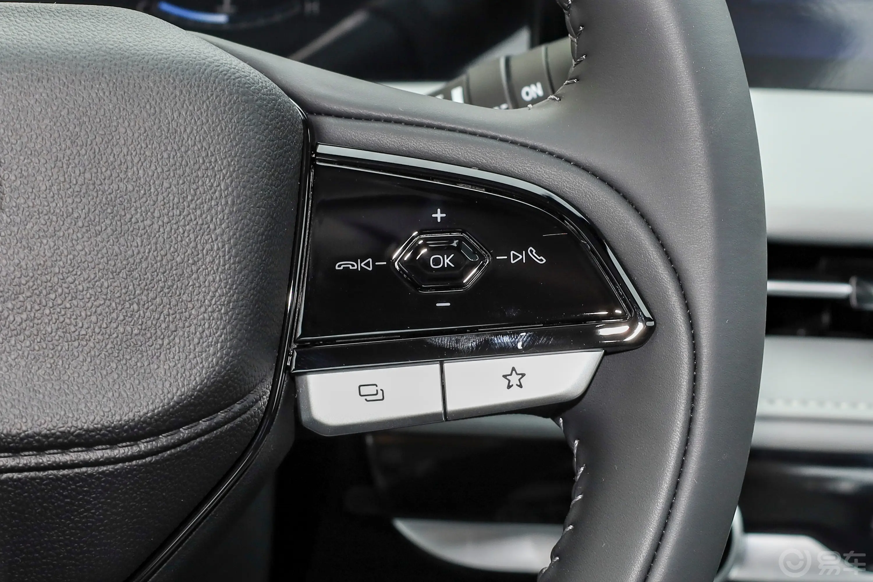 长安CS75PLUS第三代 冠军版 1.5T 智驾劲航型右侧方向盘功能按键