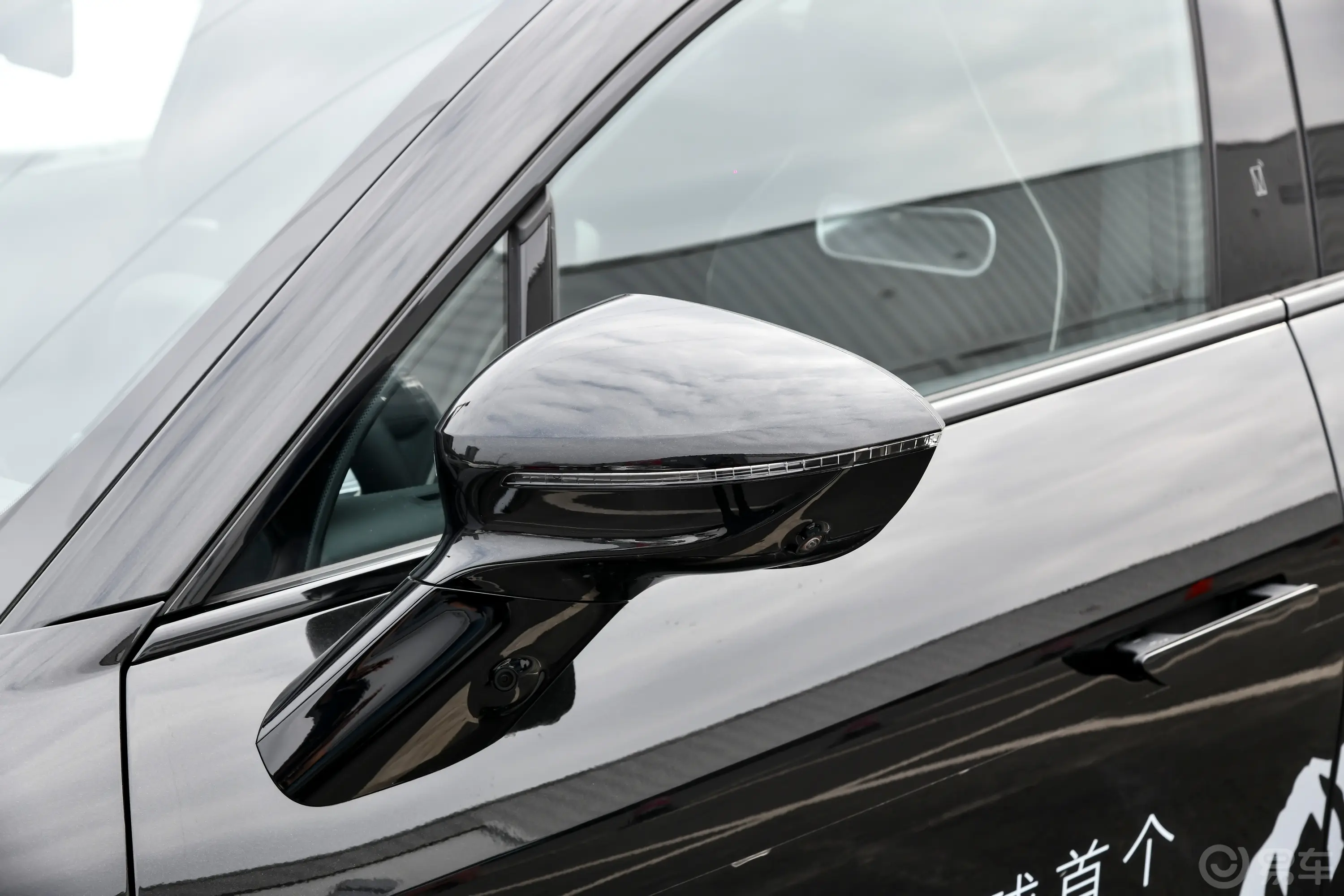 阿维塔11鸿蒙智享升级款 580km 四驱奢享版 5座主驾驶后视镜背面