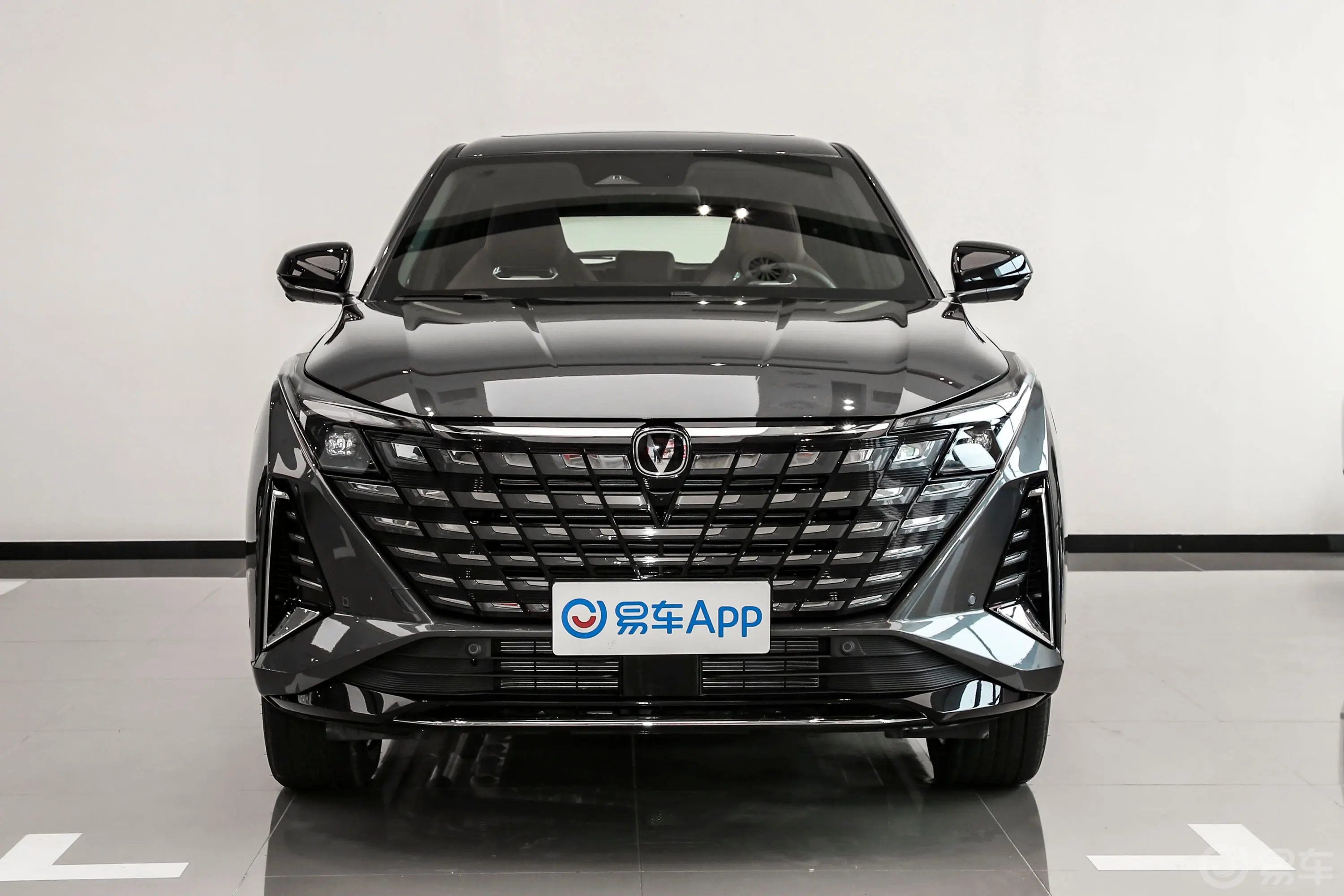 长安UNI-Z新能源蓝鲸智电iDD 1.5L 125km 卓越型正前水平