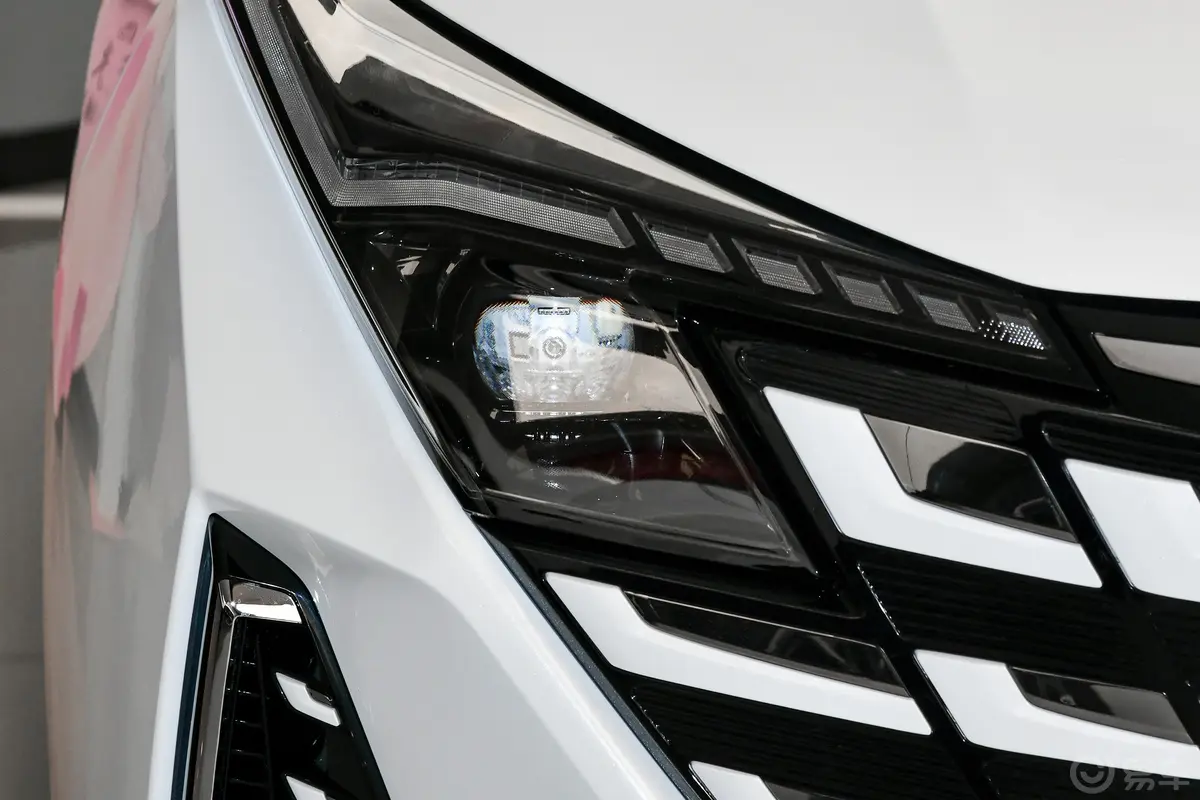 长安UNI-Z新能源蓝鲸智电iDD 1.5L 125km 卓越型外观灯组