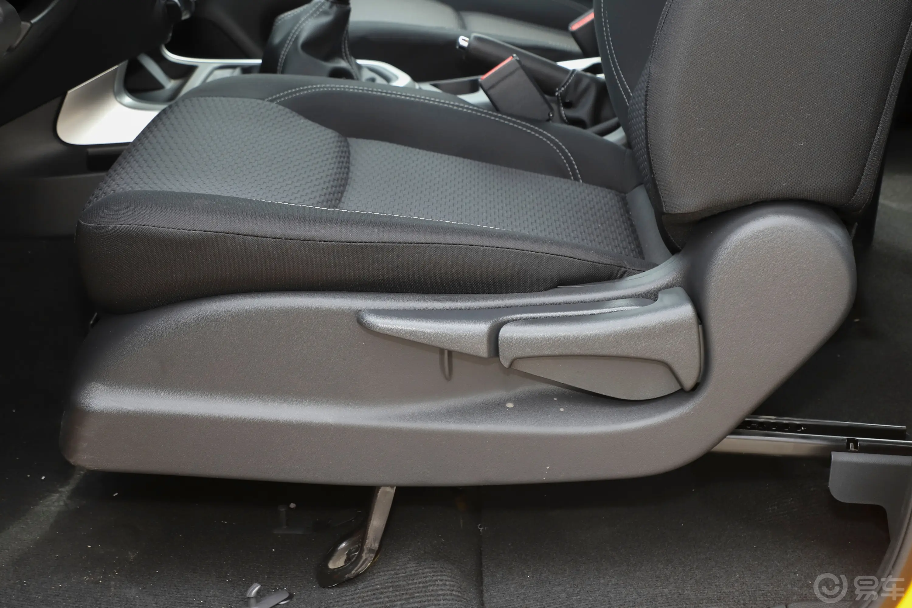 纳瓦拉改款 2.5L 手动四驱舒适型主驾座椅调节