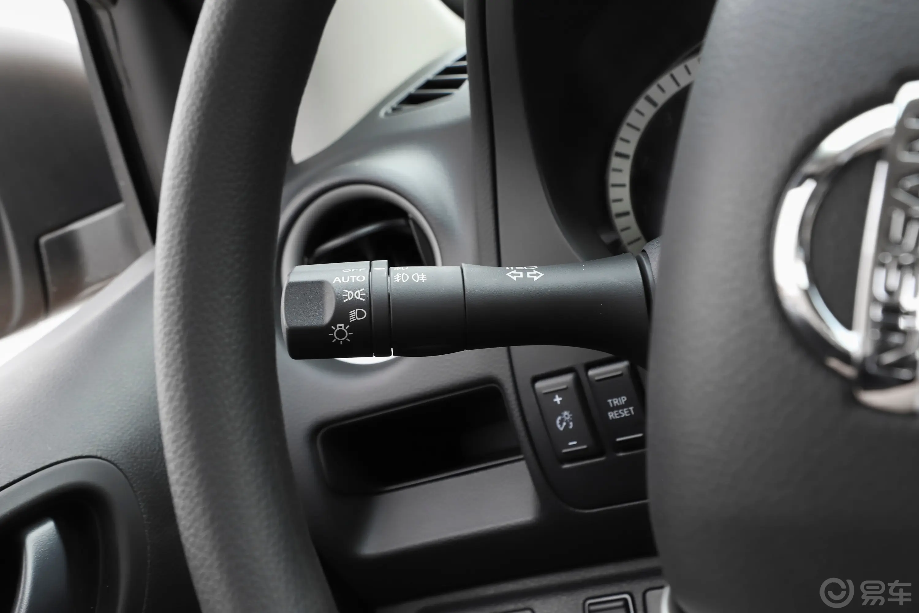 纳瓦拉改款 2.5L 手动四驱舒适型灯光控制区