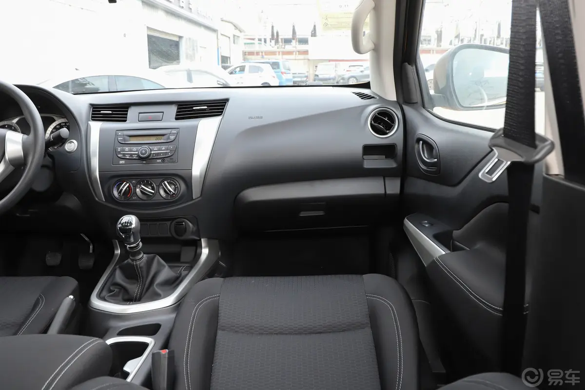 纳瓦拉改款 2.5L 手动四驱舒适型副驾驶位区域