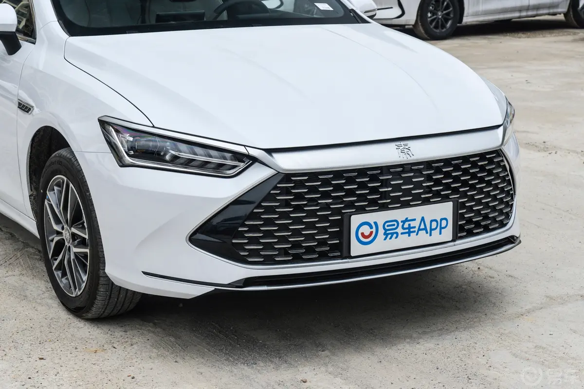 秦PLUS新能源DM-i 1.5L 120km 领航荣耀版前格栅侧俯拍