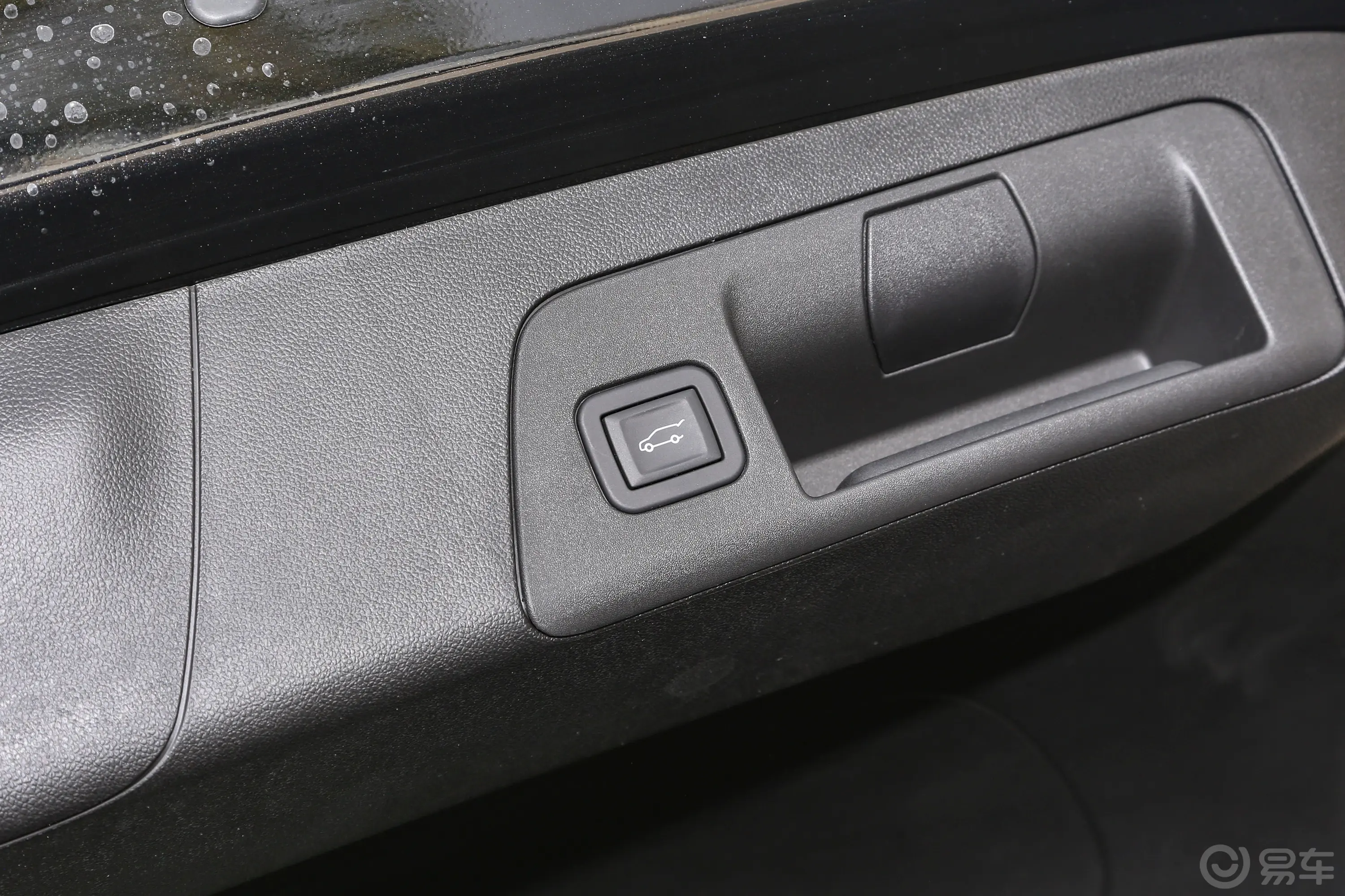 昂科威昂科威S 28T 两驱炫黑尊尚版电动尾门按键（手动扶手）