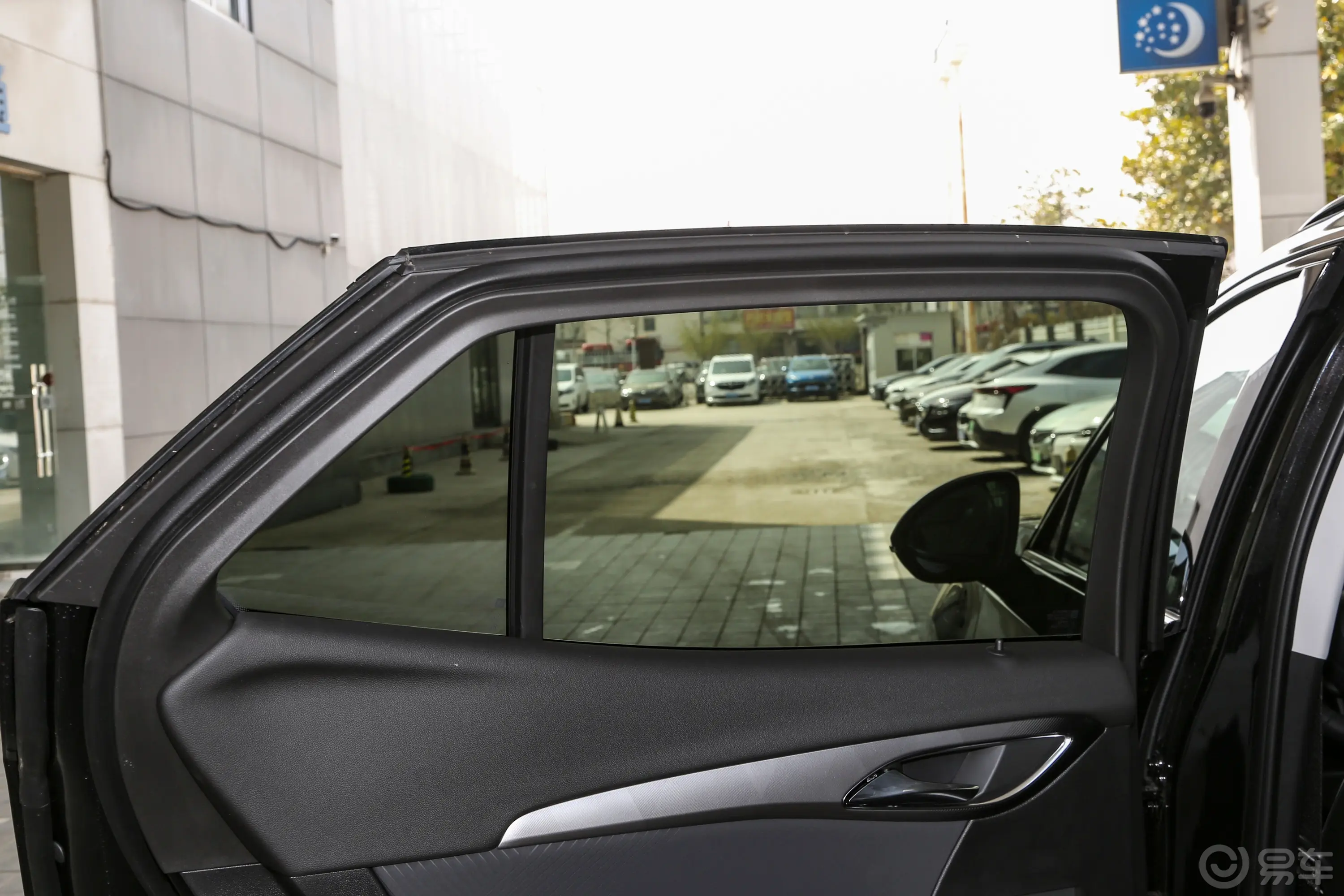 昂科威昂科威S 28T 两驱炫黑尊尚版后排侧窗遮阳帘