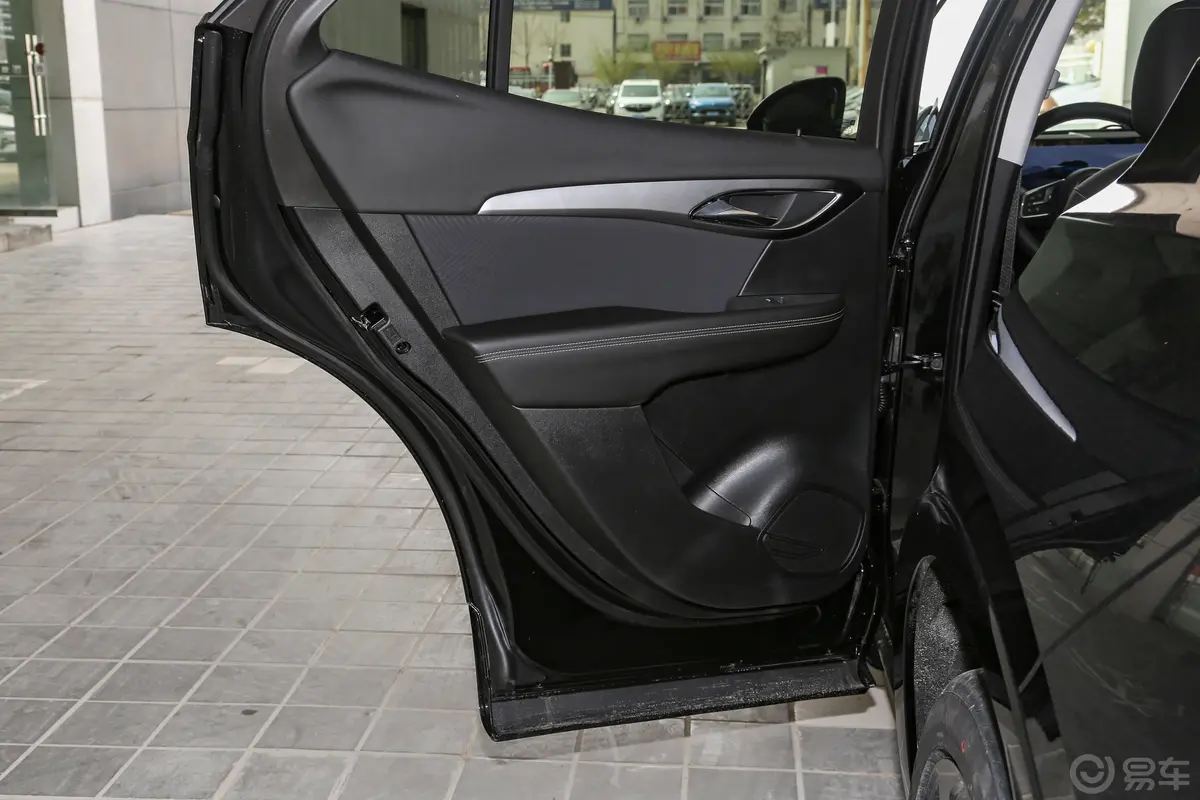 昂科威昂科威S 28T 两驱炫黑尊尚版后排功能