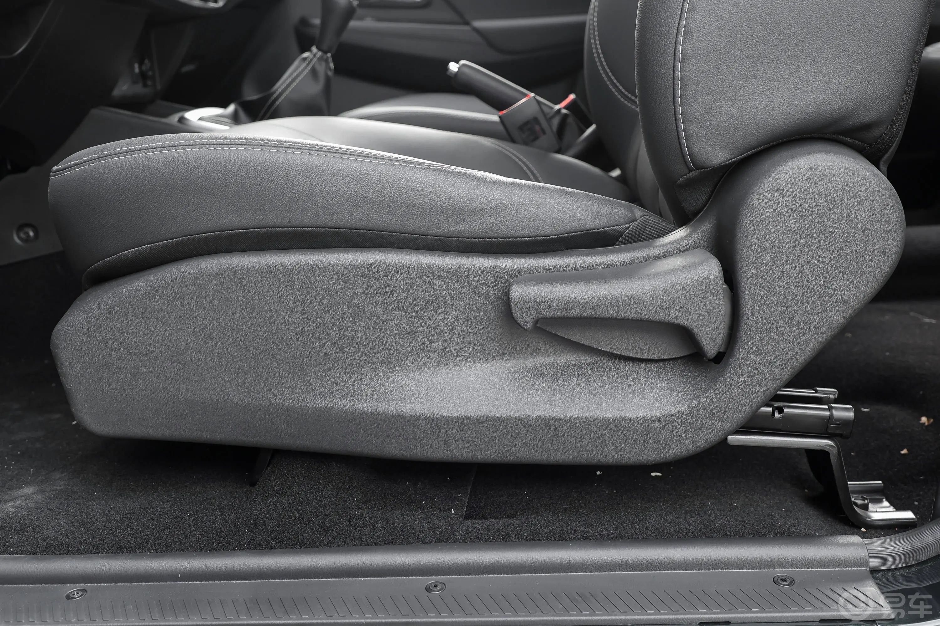 锐骐2.4T 两驱基型车创业版 柴油主驾座椅调节
