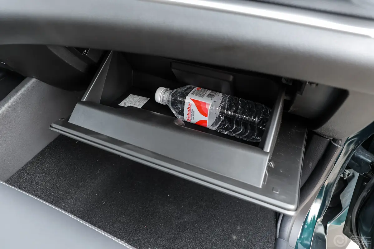 锐骐2.4L 两驱基型车创业版 汽油手套箱空间水瓶横置
