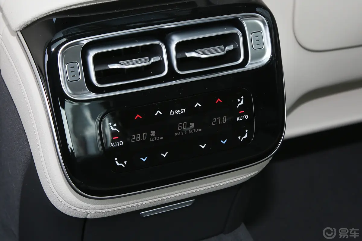 奔驰S级改款 S 450 L 4MATIC后排空调控制键