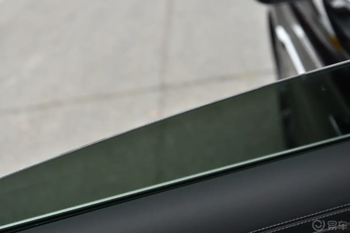 汉EV 荣耀版 610km 四驱天神之眼智驾型后排玻璃材质特写