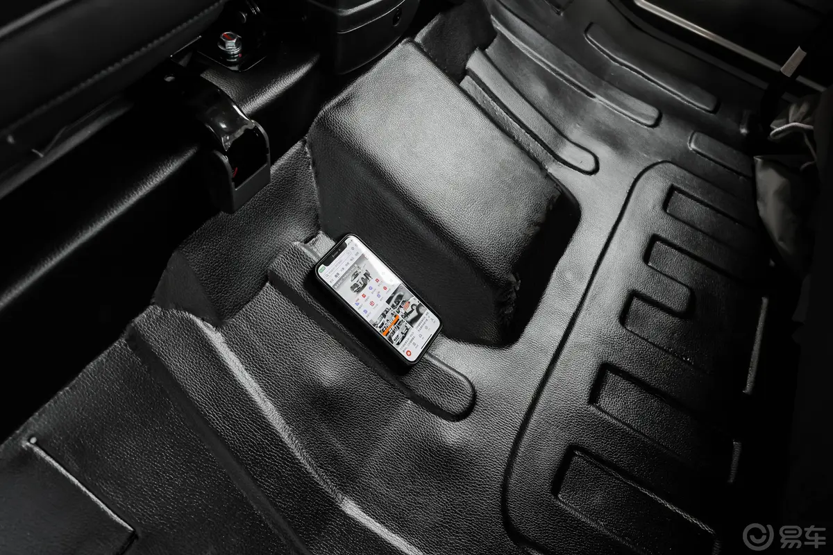 跨越王X7东安1.6L 2.85米厢式车双排双后轮豪华型 汽油后排地板中间位置