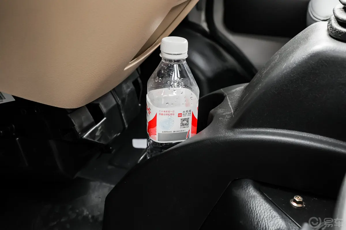 跨越王X7东安1.6L 2.85米厢式车双排双后轮豪华型 汽油前排杯架
