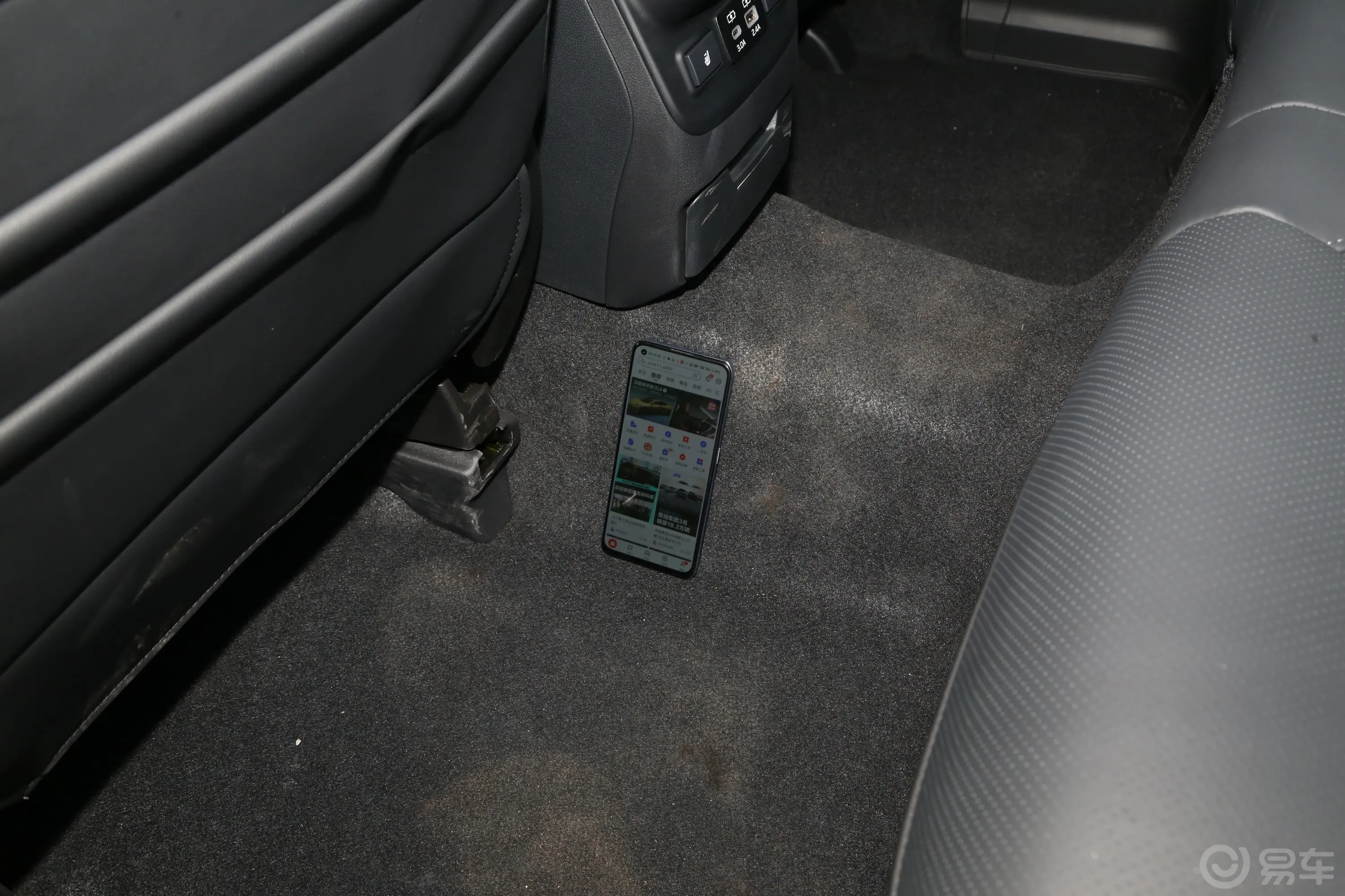 傲虎2.5i AWD旗舰版EyeSight后排地板中间位置