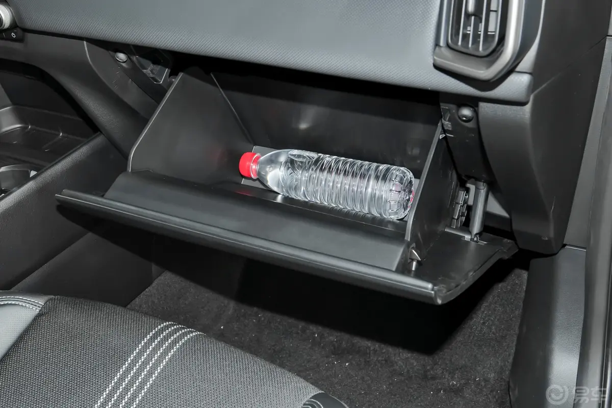 马自达CX-50 行也2.5L 畅行版手套箱空间水瓶横置