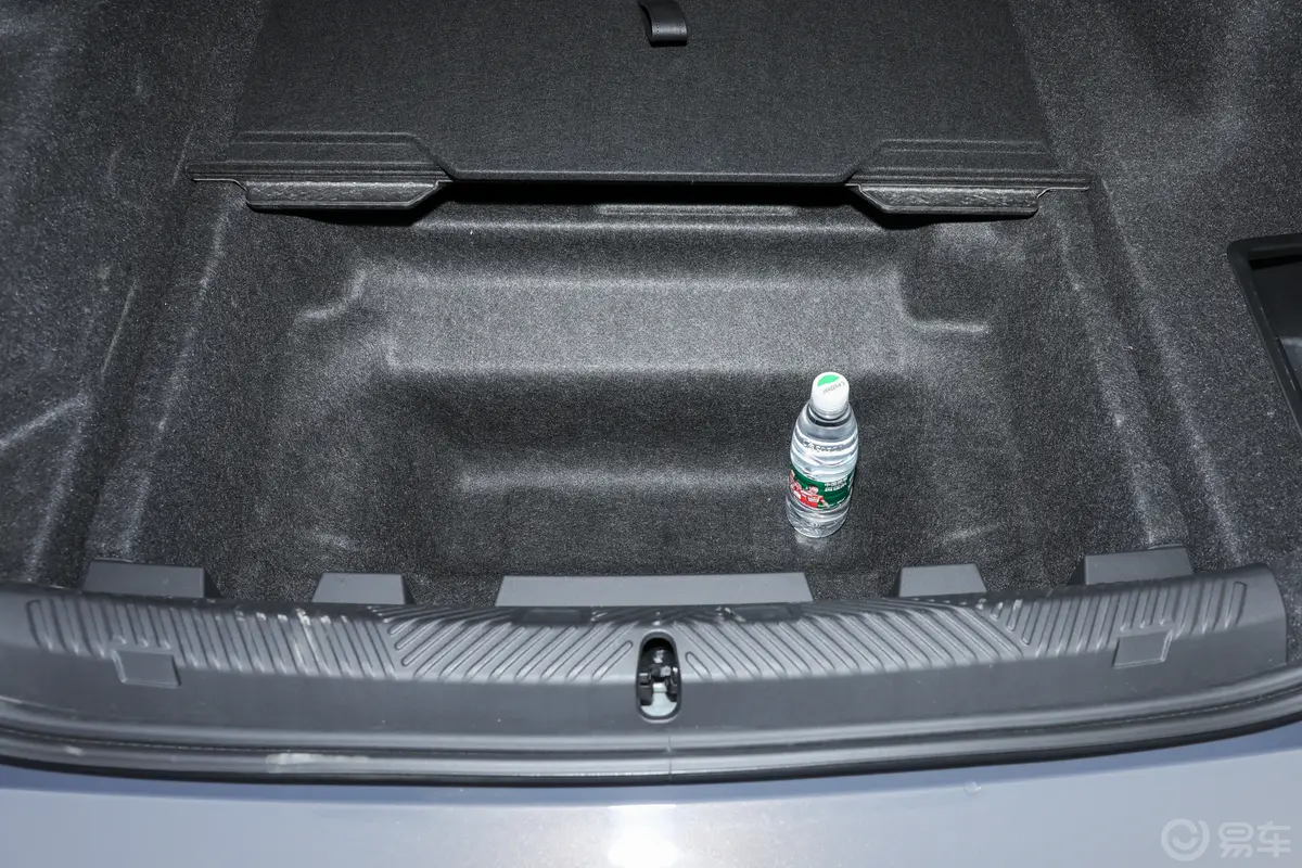 宝马i5eDrive 35L 尊享型 M运动套装后备厢