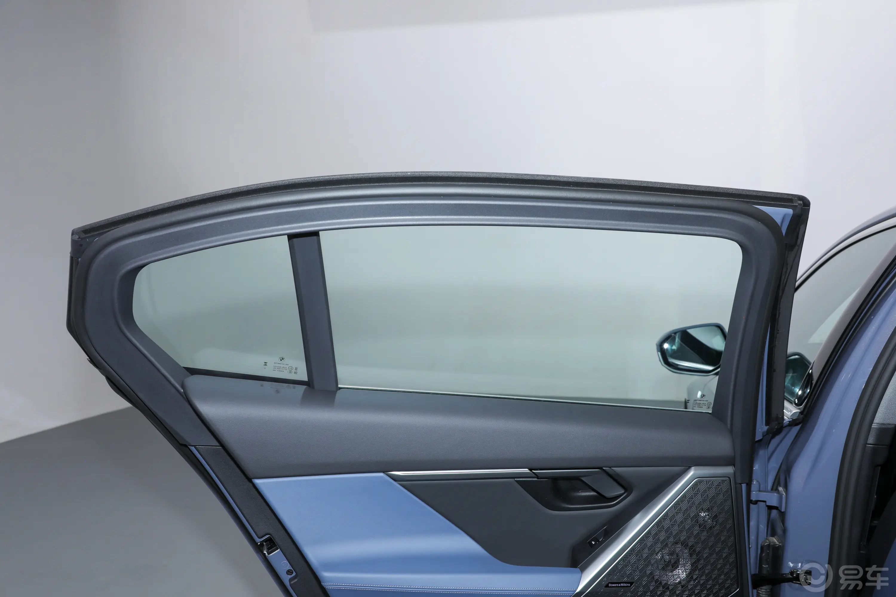 宝马i5eDrive 35L 尊享型 M运动套装后排侧窗遮阳帘