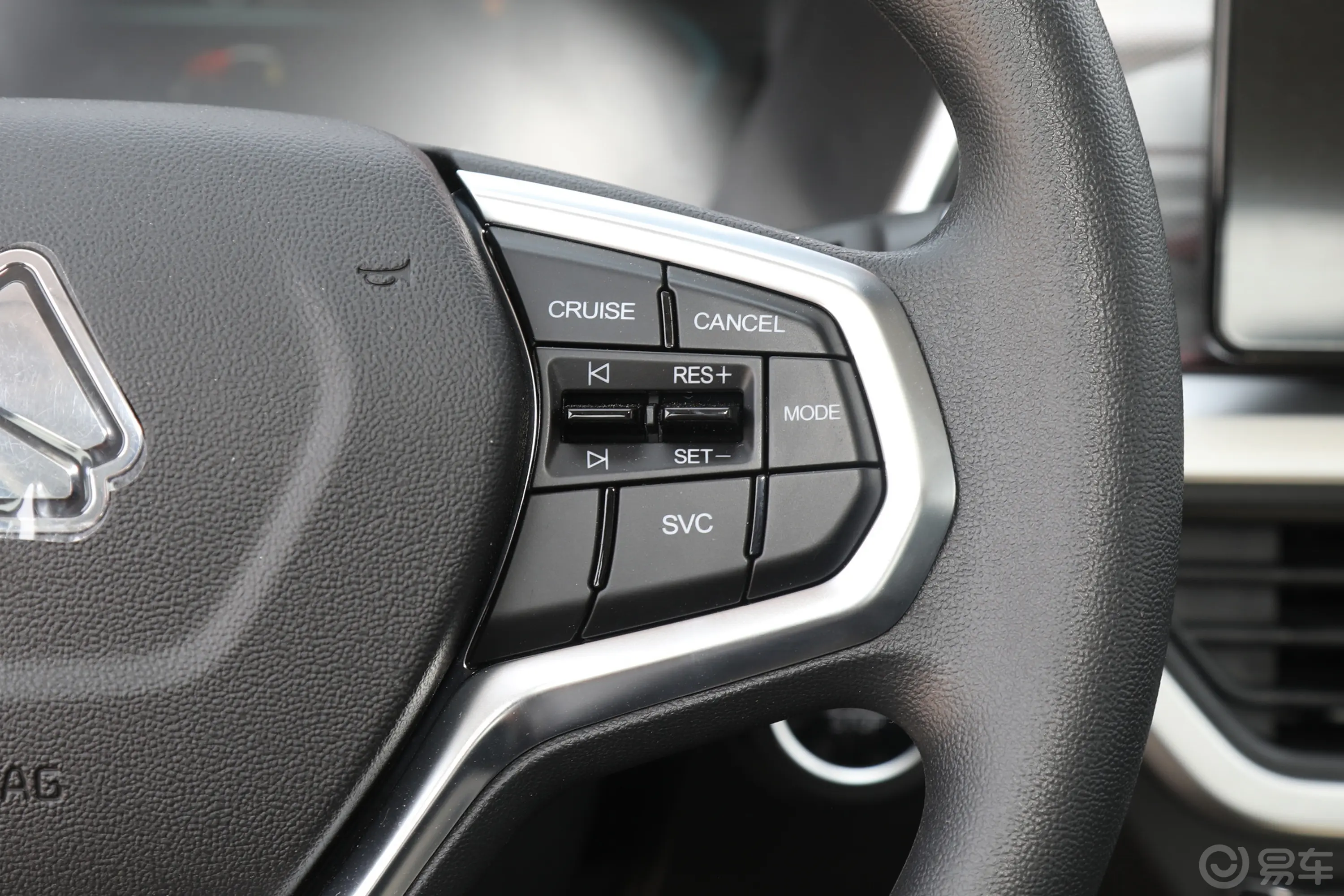 中国重汽皮卡商用 2.0T 自动两驱标轴豪华版 柴油右侧方向盘功能按键