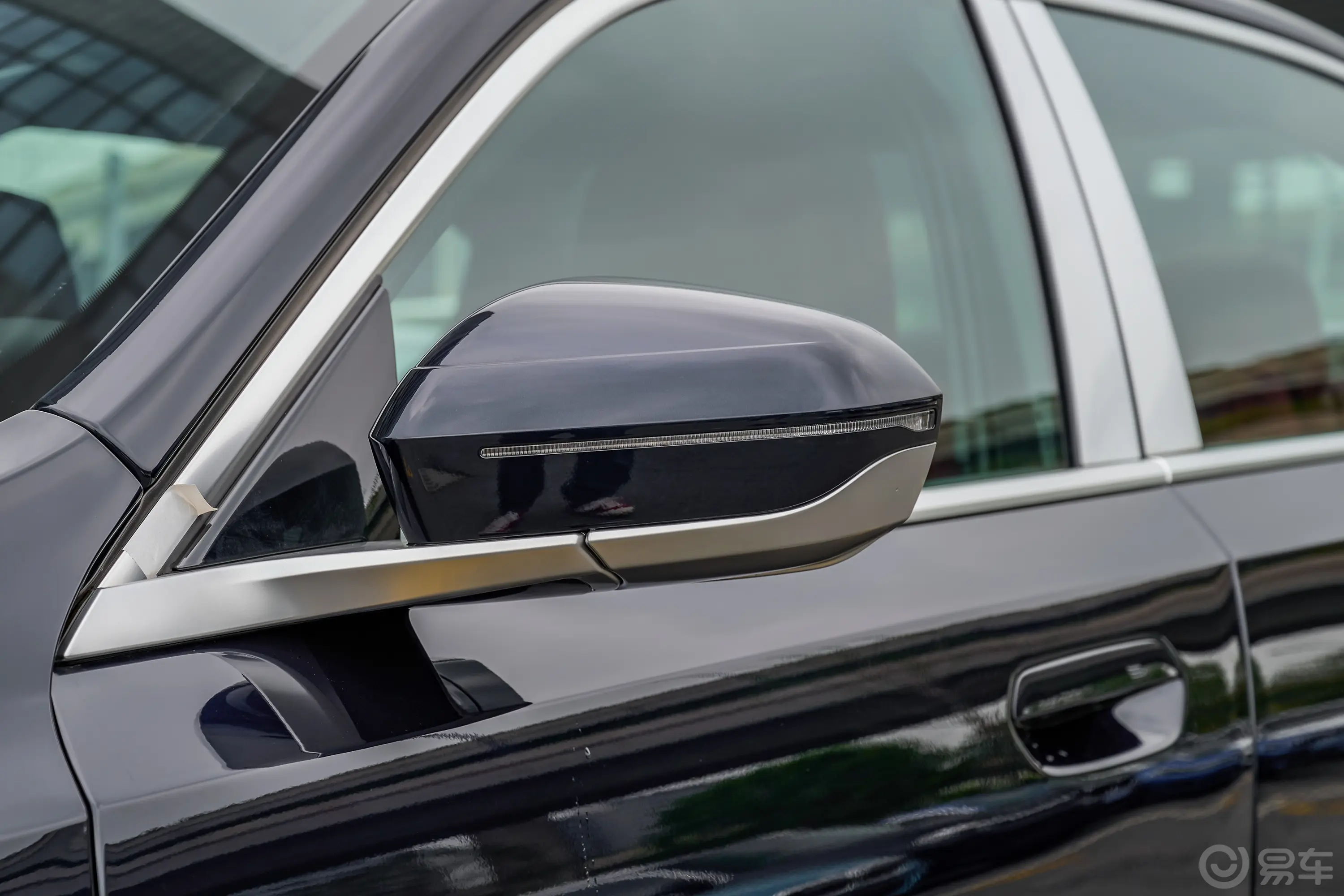 宝马i5eDrive 35L 豪华套装主驾驶后视镜背面