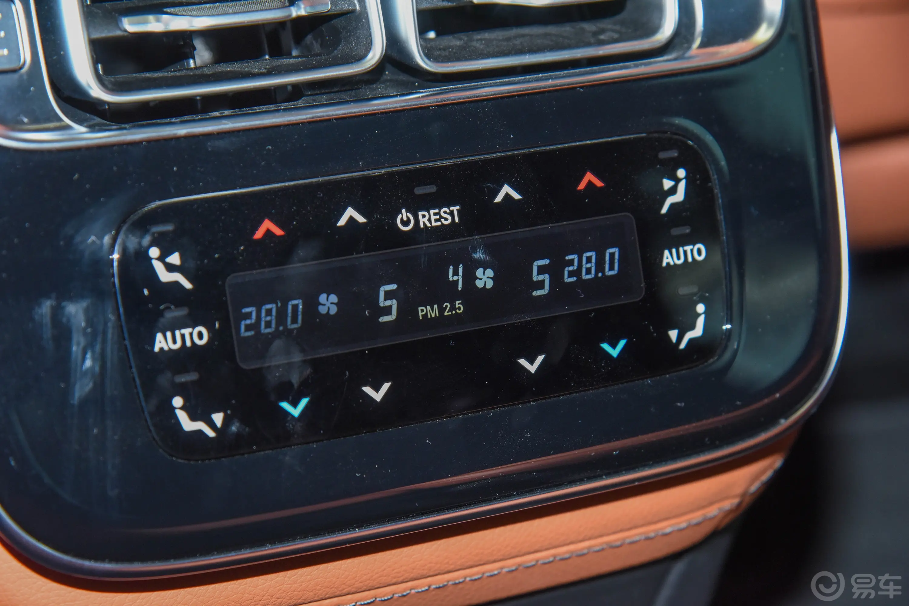 奔驰S级改款 S 400 L 商务型后排空调控制键