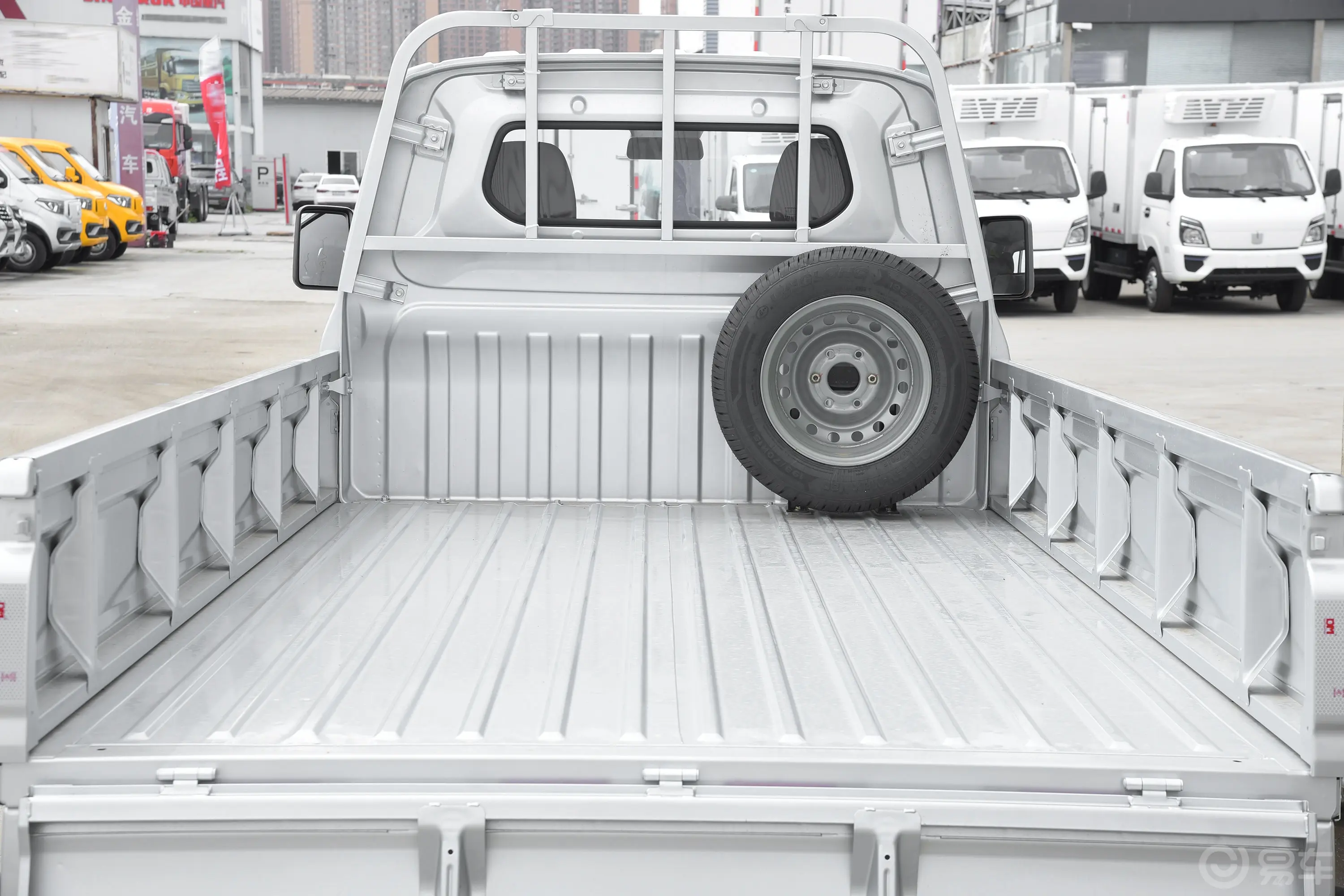 长安星卡PLUS1.6L 栏板车单排舒适型空调版 CNG后备厢空间特写