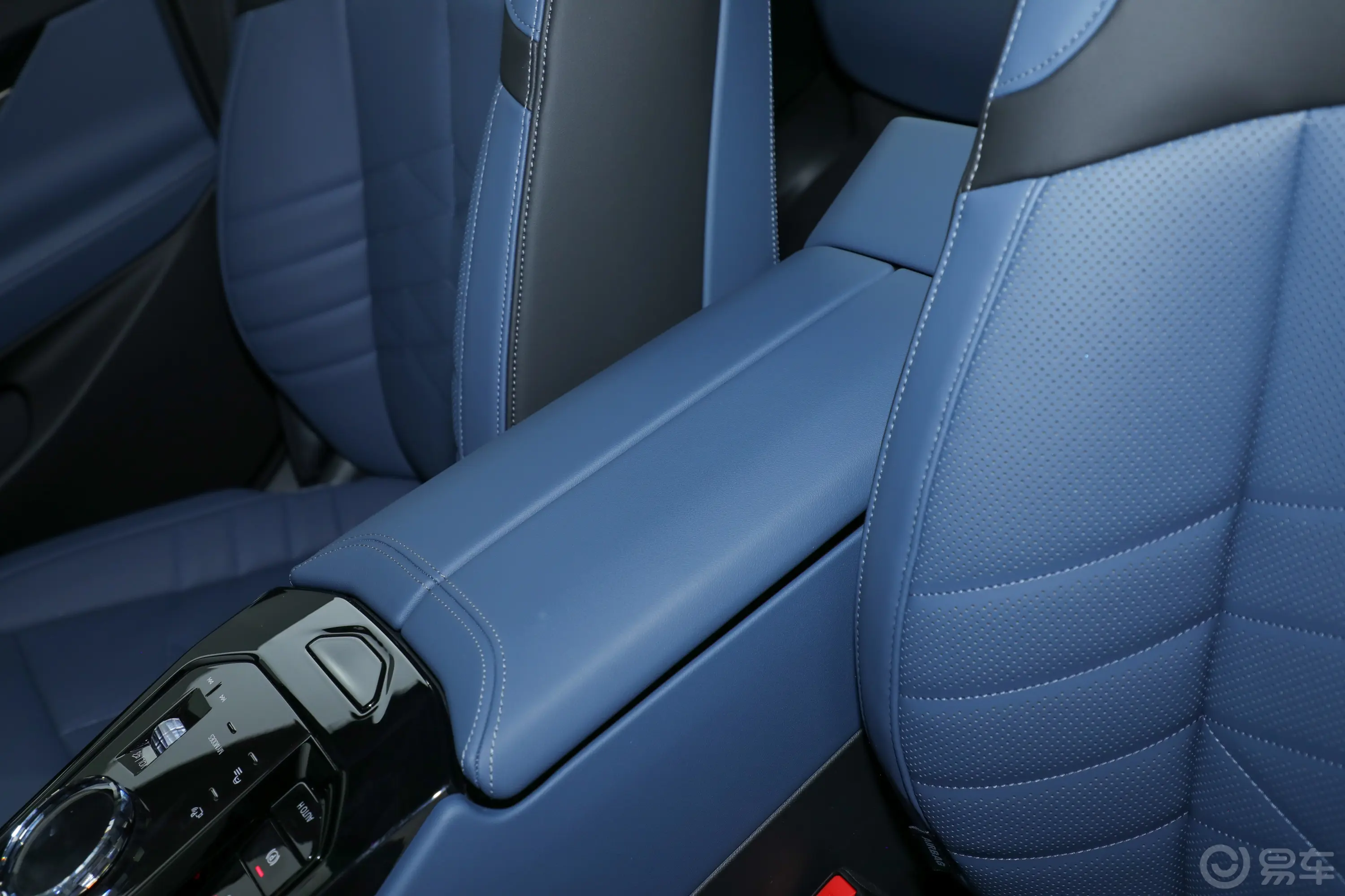 宝马5系530Li 尊享型 M运动套装前排中央扶手