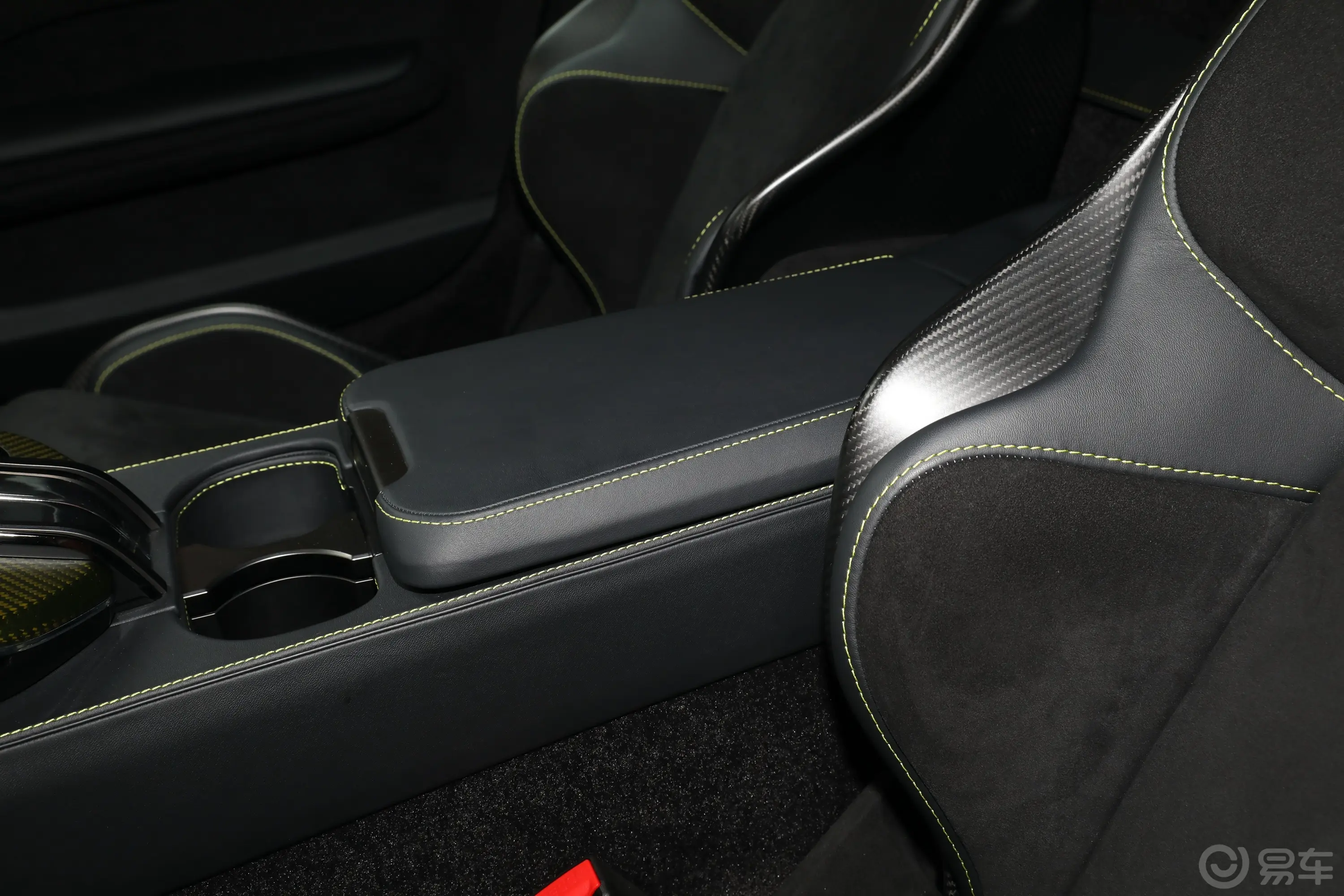 V8 Vantage4.0T V8 Coupe前排中央扶手