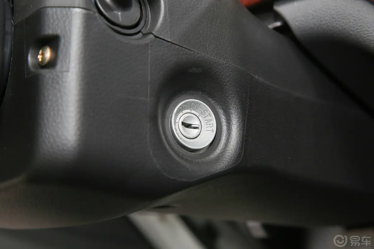 跨越者D5 PLUS2.0L 4.02米栏板车单排舒适型 CNG钥匙孔或一键启动按键