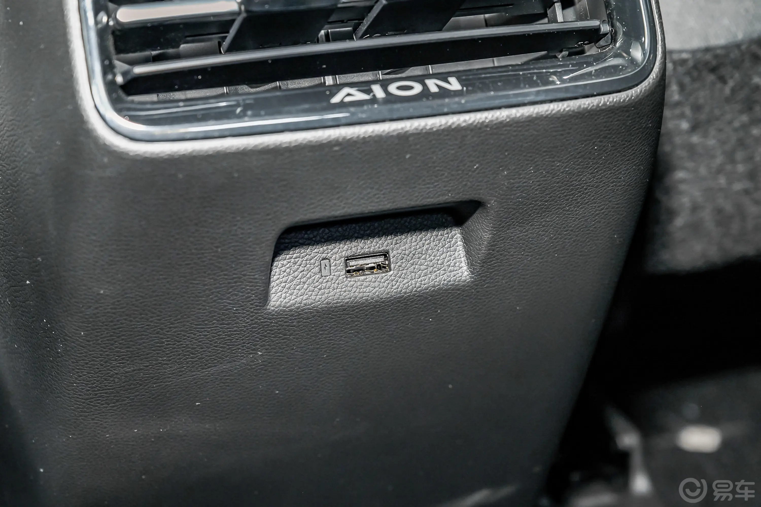 AION YPlus 610km 610 乐享版 磷酸铁锂后排(第二排)充电口