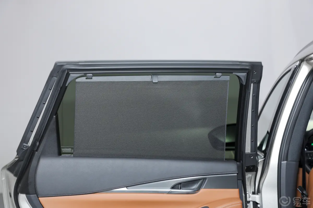 英菲尼迪QX602.0T 四驱豪华版后排侧窗遮阳帘