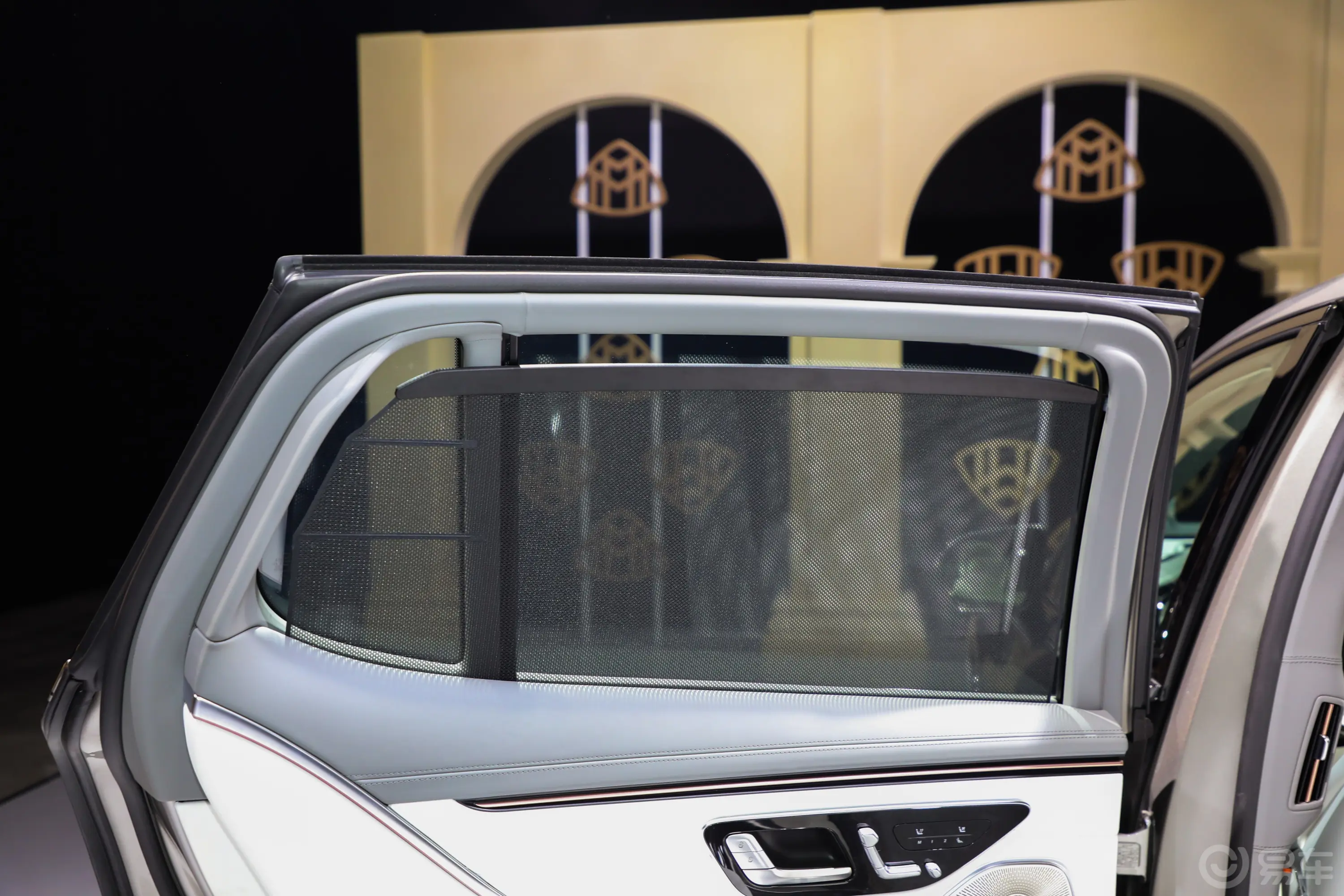 迈巴赫EQS SUV680 礼尚版后排侧窗遮阳帘